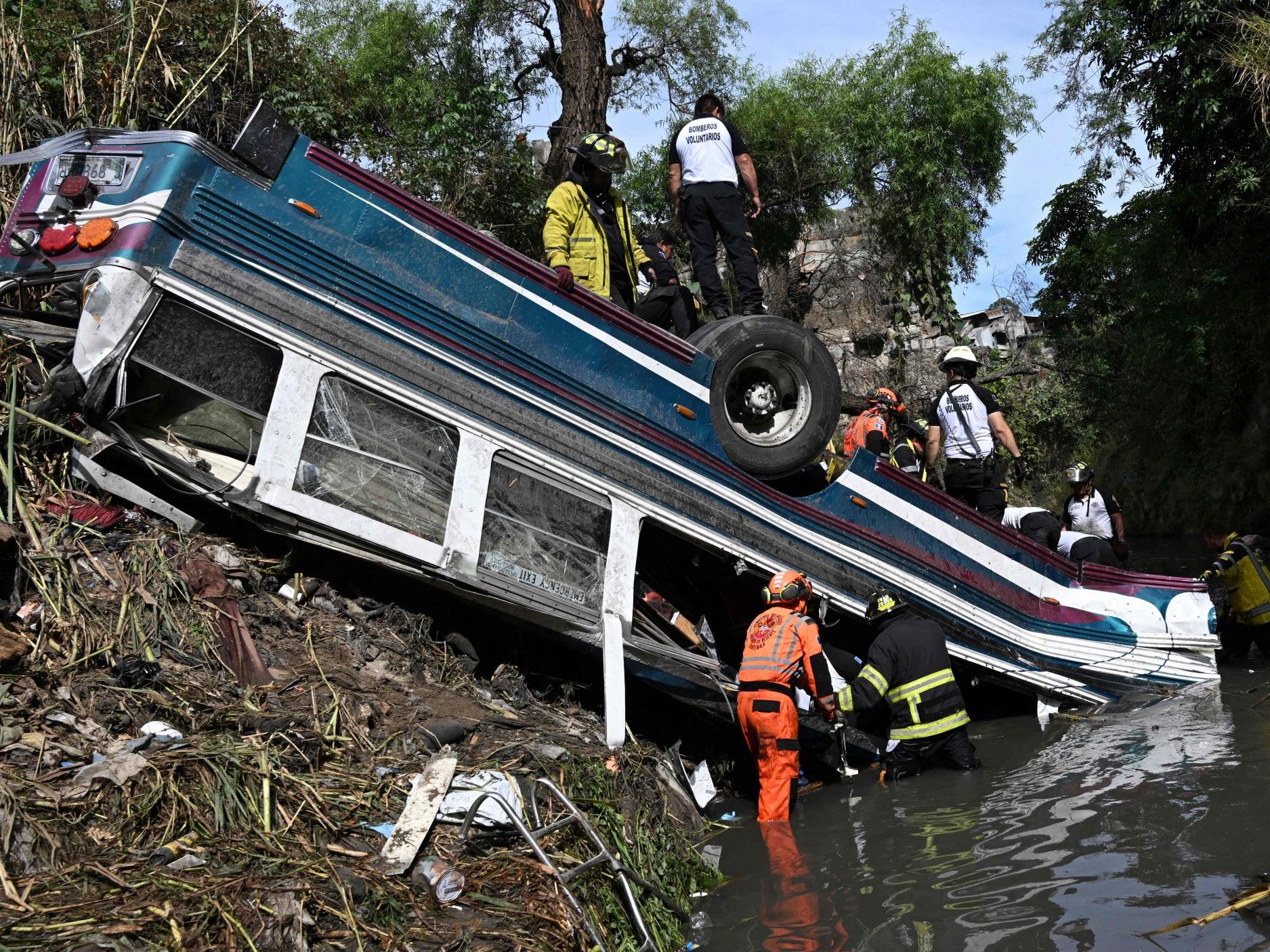 Der Bus stürzte von einer Brücke in eine Schlucht. Der Bus stürzte von einer Brücke in eine Schlucht.
