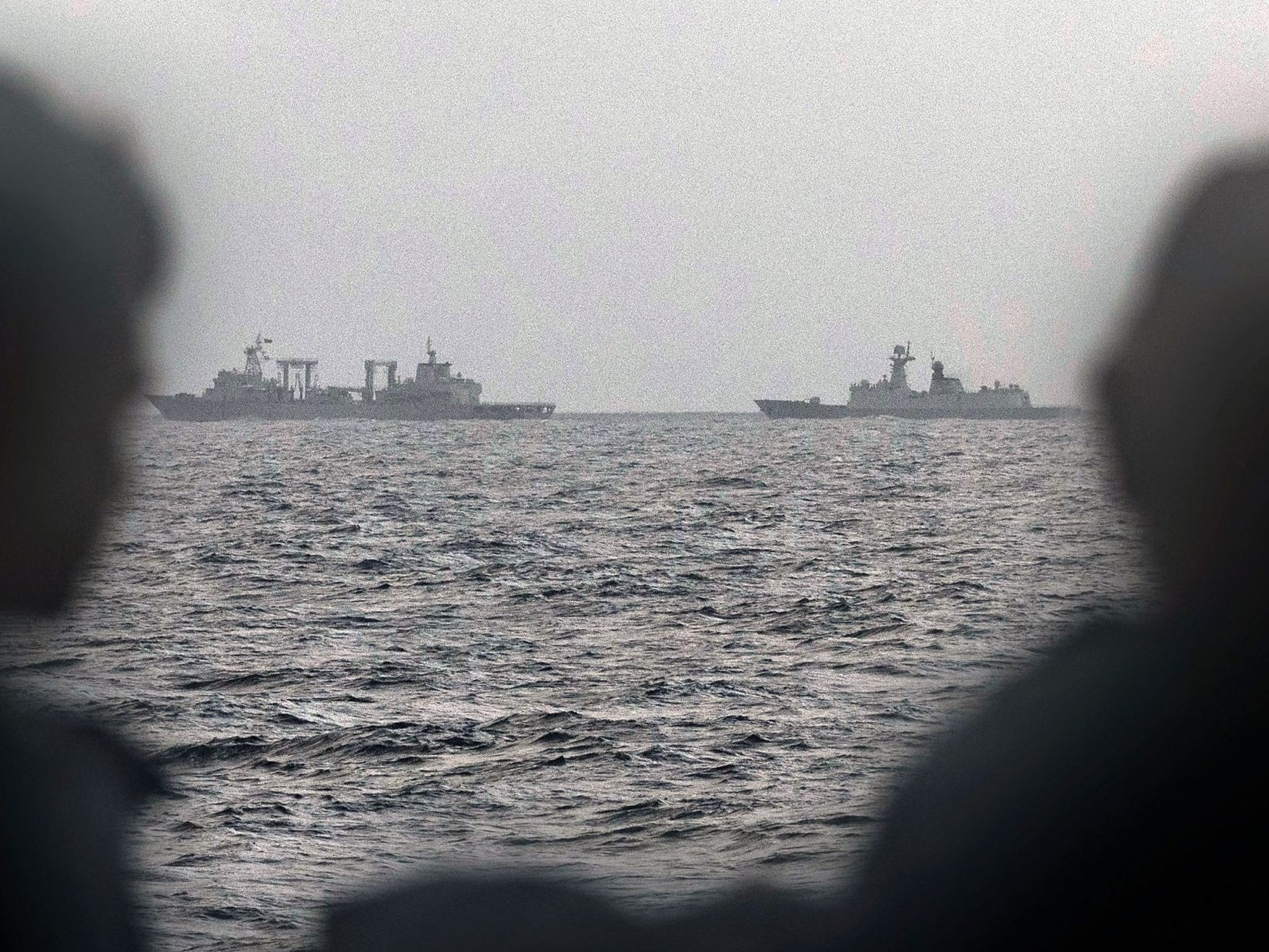 Seeleute auf dem australischen Kriegsschiff HMAS Arunta beobachten die chinesische Marine bei ihren Übungen. Seeleute auf dem australischen Kriegsschiff HMAS Arunta beobachten die chinesische Marine bei ihren Übungen.