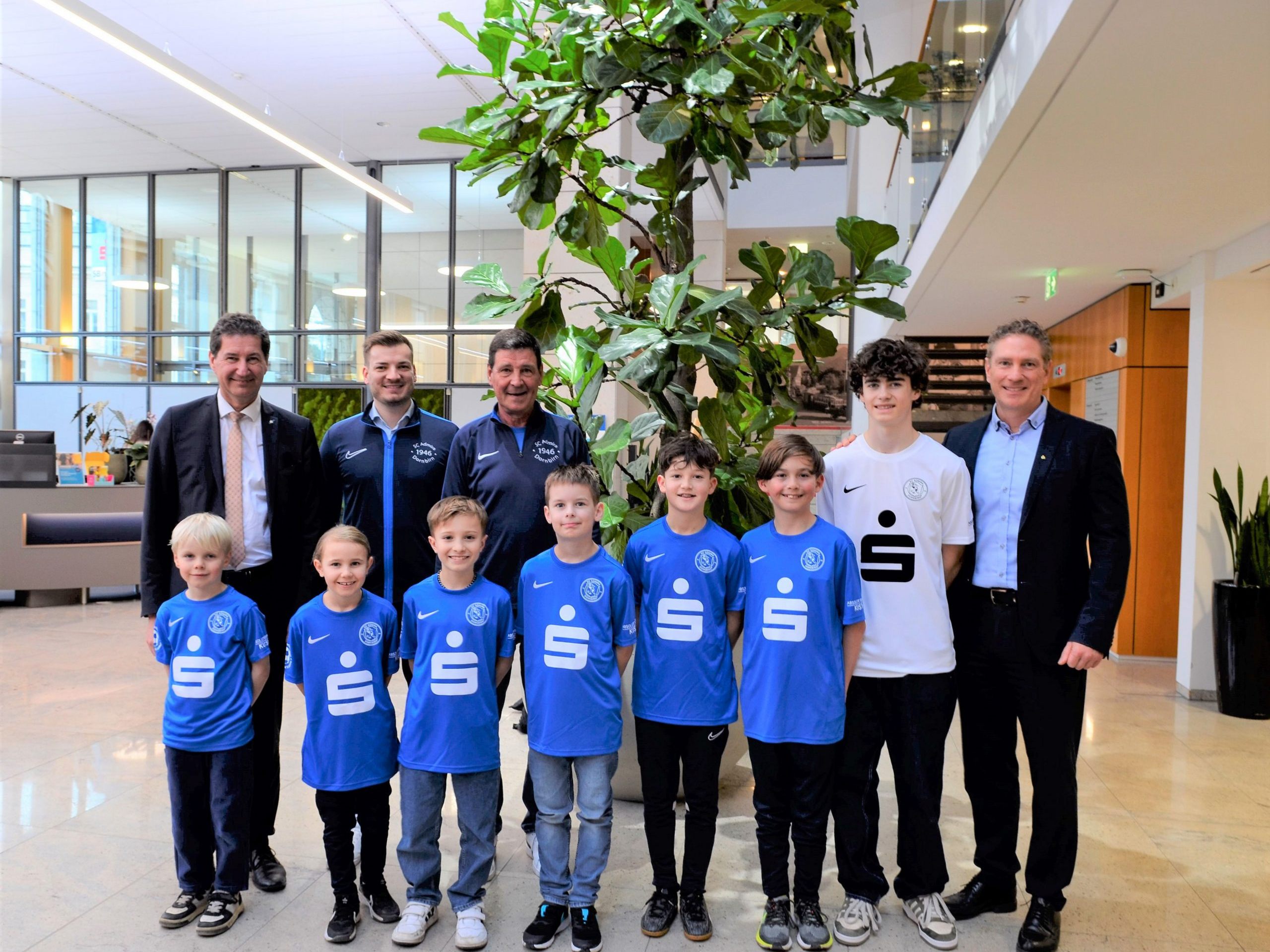 Die Dornbirner Sparkasse unterstützt den SC Admira Dornbirn nach der Brandkatastrophe und sponserte alle neuen Dressen, für den Nachwuchs. Die Dornbirner Sparkasse unterstützt den SC Admira Dornbirn nach der Brandkatastrophe und sponserte alle neuen Dressen, für den Nachwuchs.