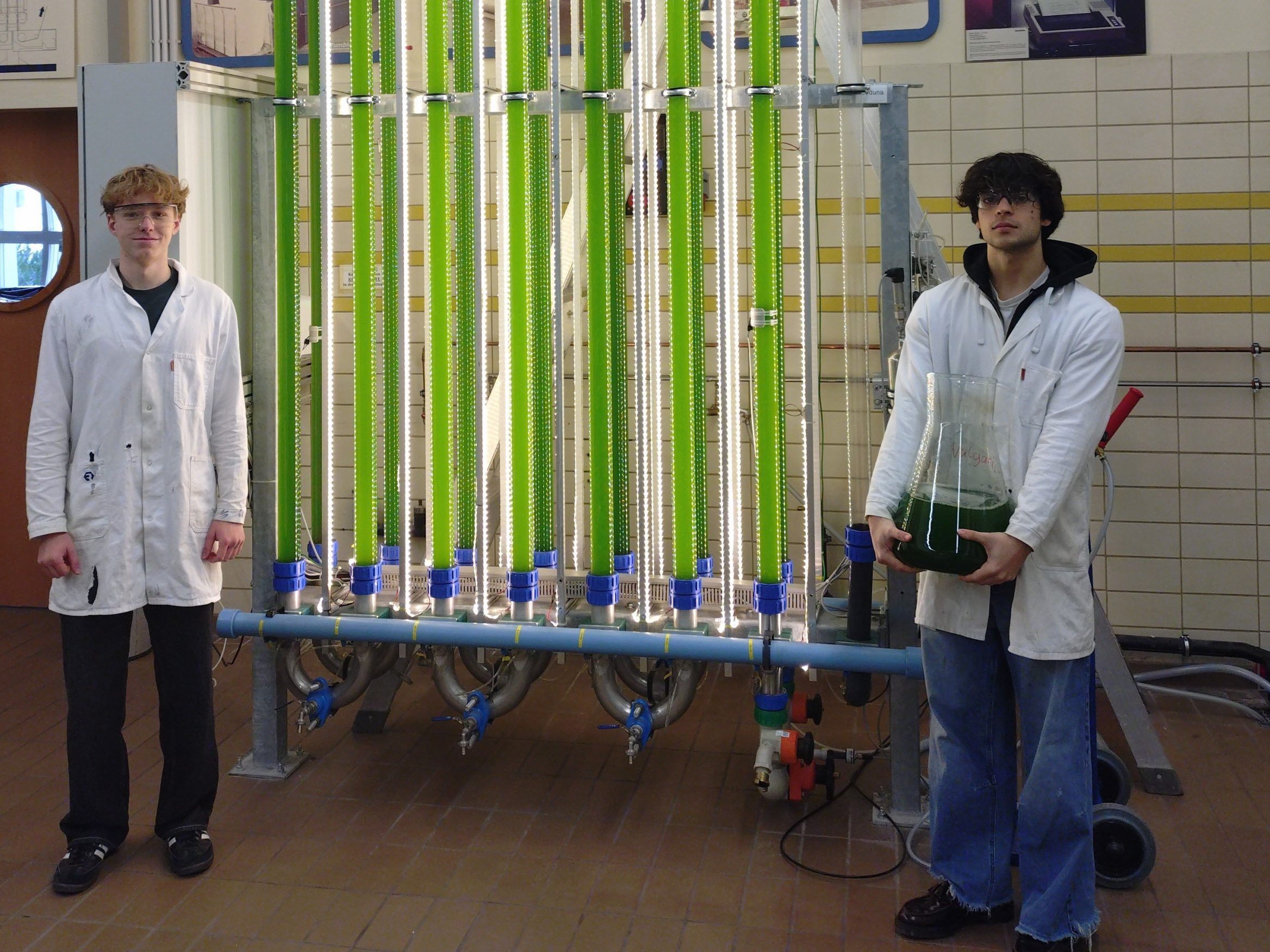 David Sieber und Marko Micic (5aCB, Chemieingeniere) mit dem Photobioreaktor der HTL Dornbirn.