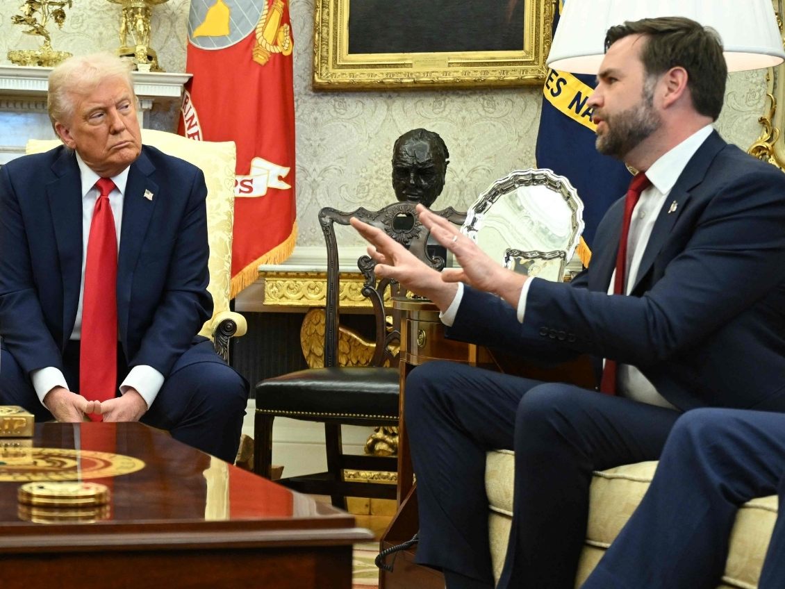 Chuck Schumer (l.), Anführer der Demokraten im US-Senat, fand mehr als deutliche Worte für den Kurs, den die US-Regierung in Bezug auf den Krieg in der Ukraine einschlägt. Chuck Schumer (l.), Anführer der Demokraten im US-Senat, fand mehr als deutliche Worte für den Kurs, den die US-Regierung in Bezug auf den Krieg in der Ukraine einschlägt.