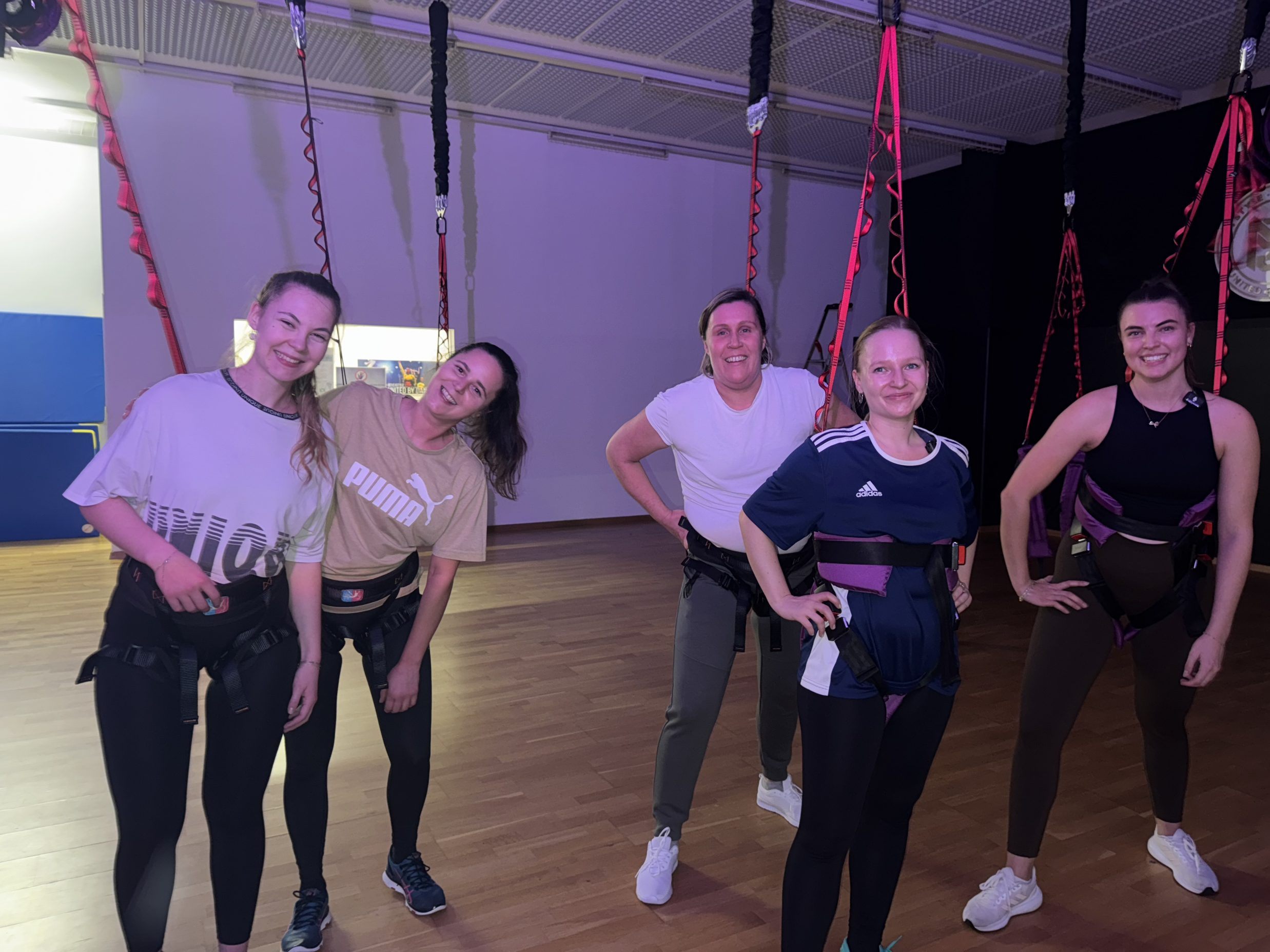 Mit Trainerin Vici (ganz rechts) und drei Teilnehmerinnen hat VOL.AT Bungee Dance ausprobiert.