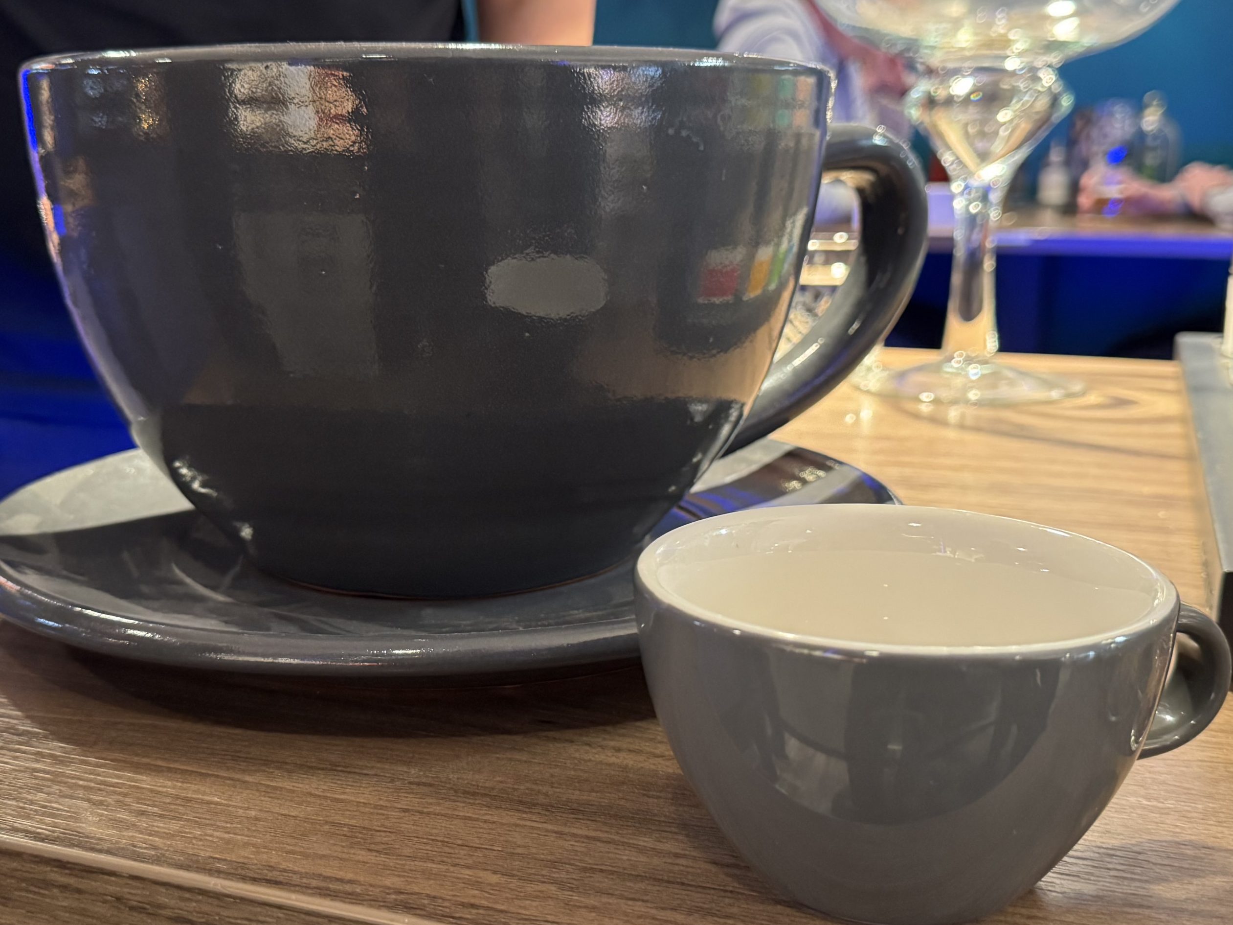 XXL-Tasse verglichen mit einem normalen Cappuccino.