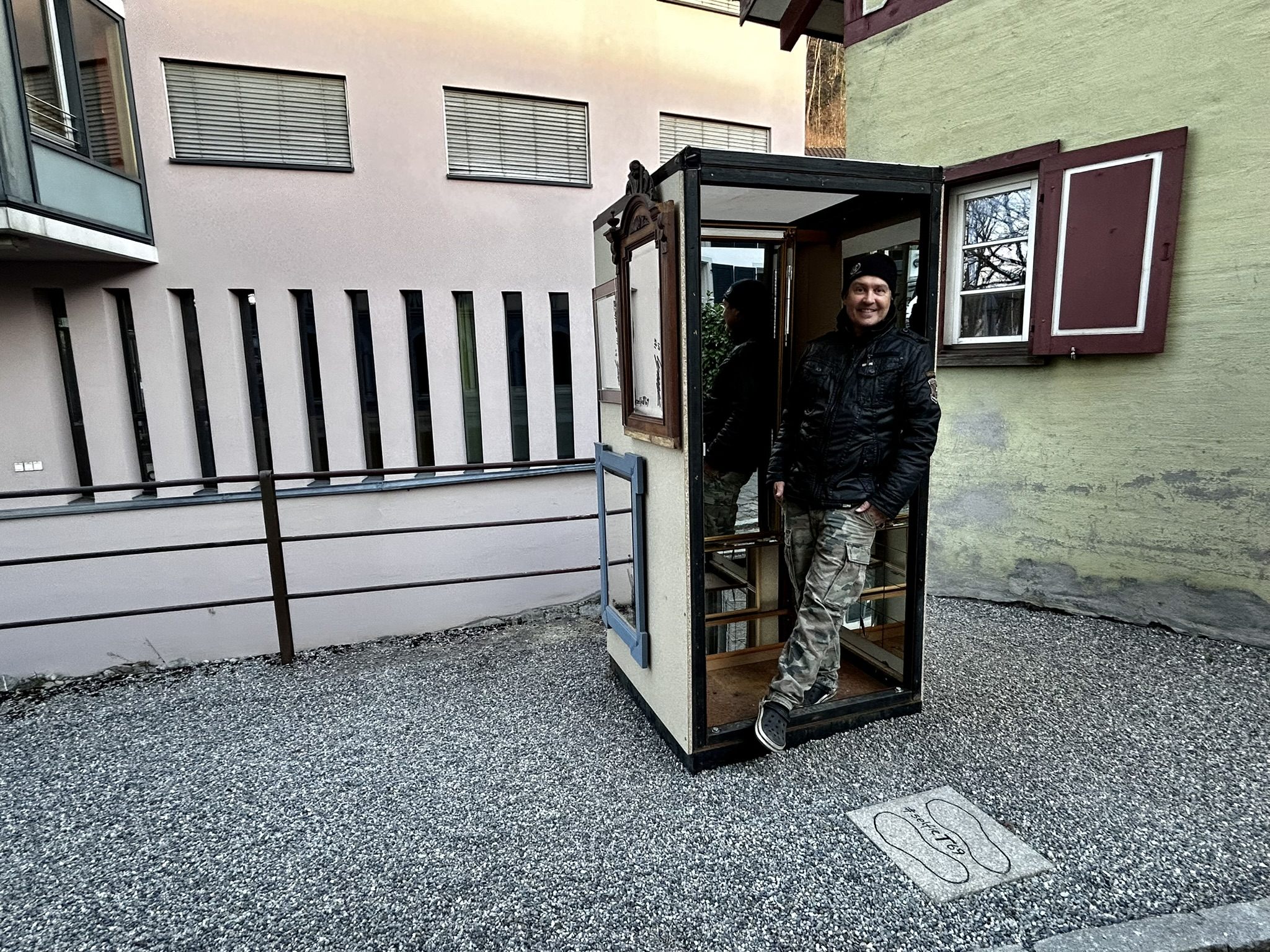 Andreas Ender in seiner Installation. Betreten und Fotografieren ausdrücklich erlaubt.