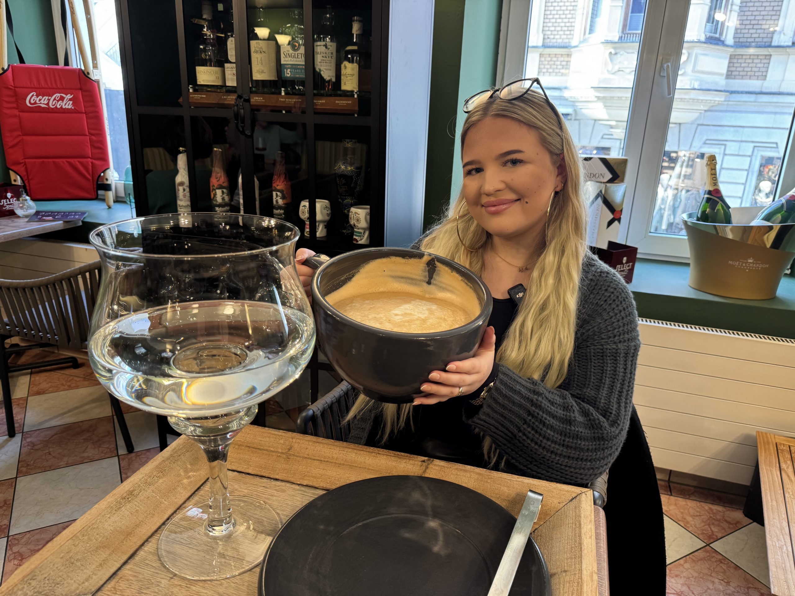 Der XXL-Cappuccino wird natürlich auch mit einem XXL-Wasser serviert.