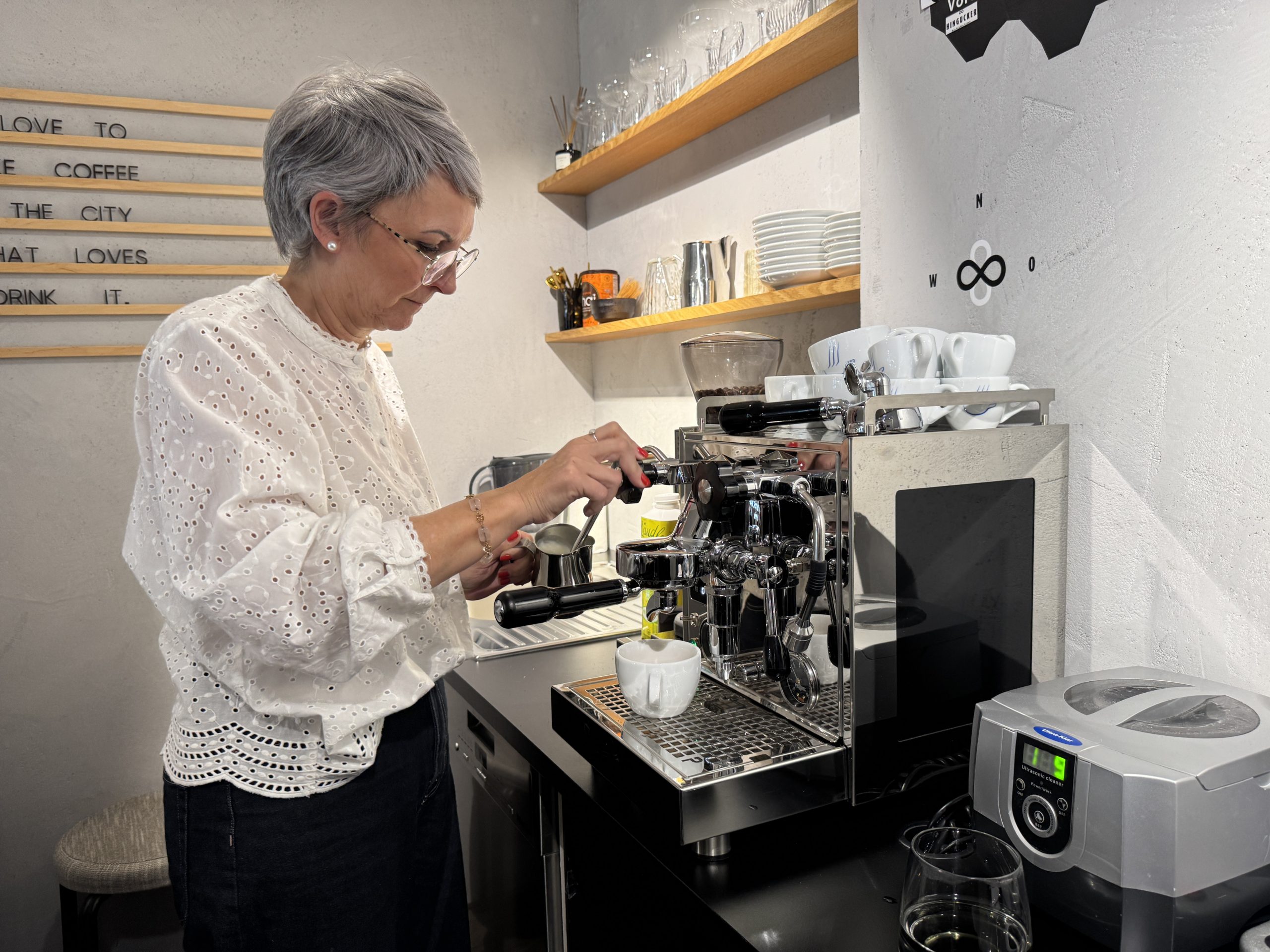 Die Filialleiterin Doris Säly bereitet den Kunden gerne Kaffee zu.