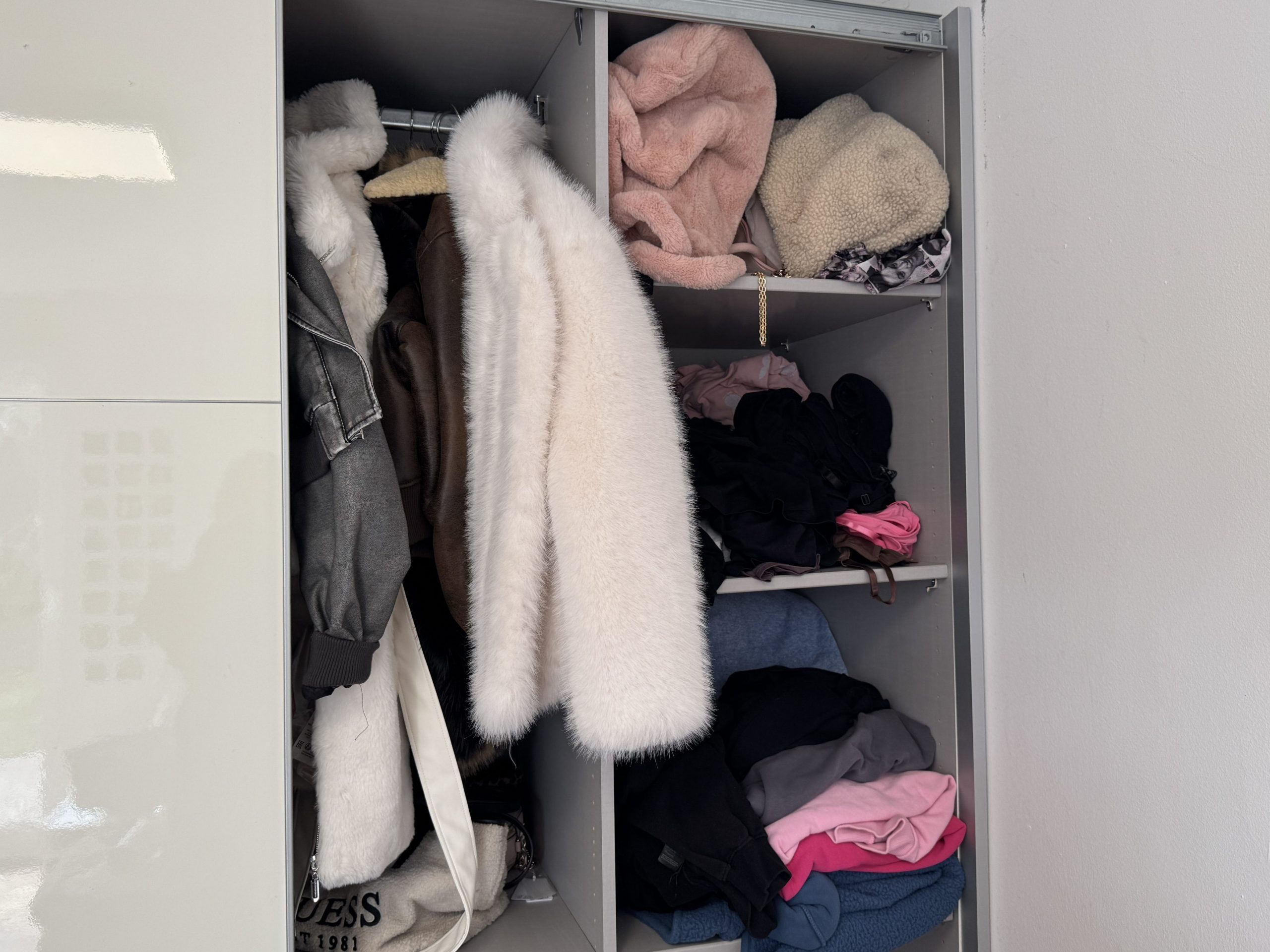 Der Kleiderschrank vor Monas Hilfe. Der Kleiderschrank vor Monas Hilfe.