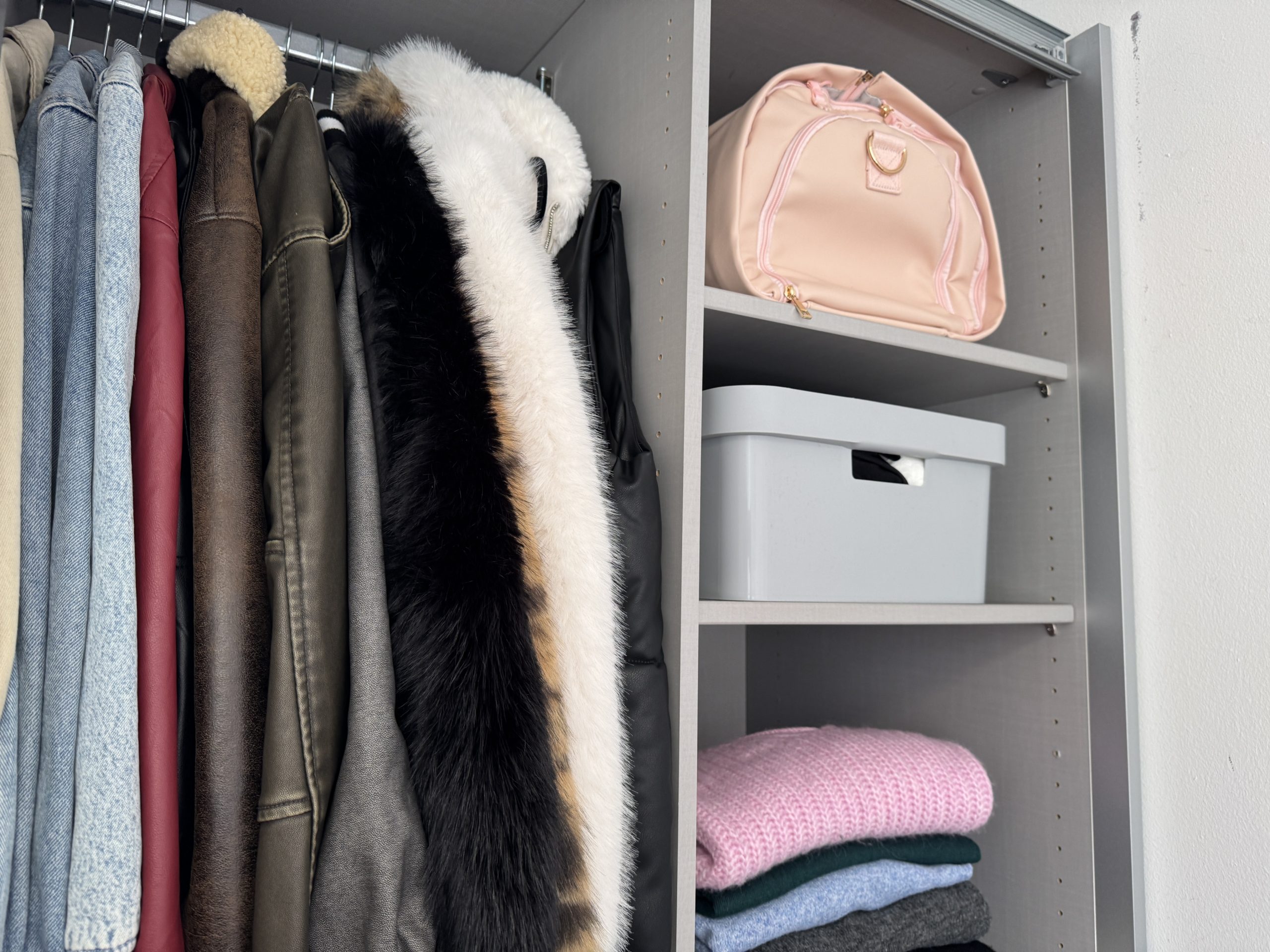 Durch andere Kleiderbügel, ein Kistensystem und das Anpassen der Trennbretter, konnte viel mehr Stauraum gewonnen werden. Durch andere Kleiderbügel, ein Kistensystem und das Anpassen der Trennbretter, konnte viel mehr Stauraum gewonnen werden.