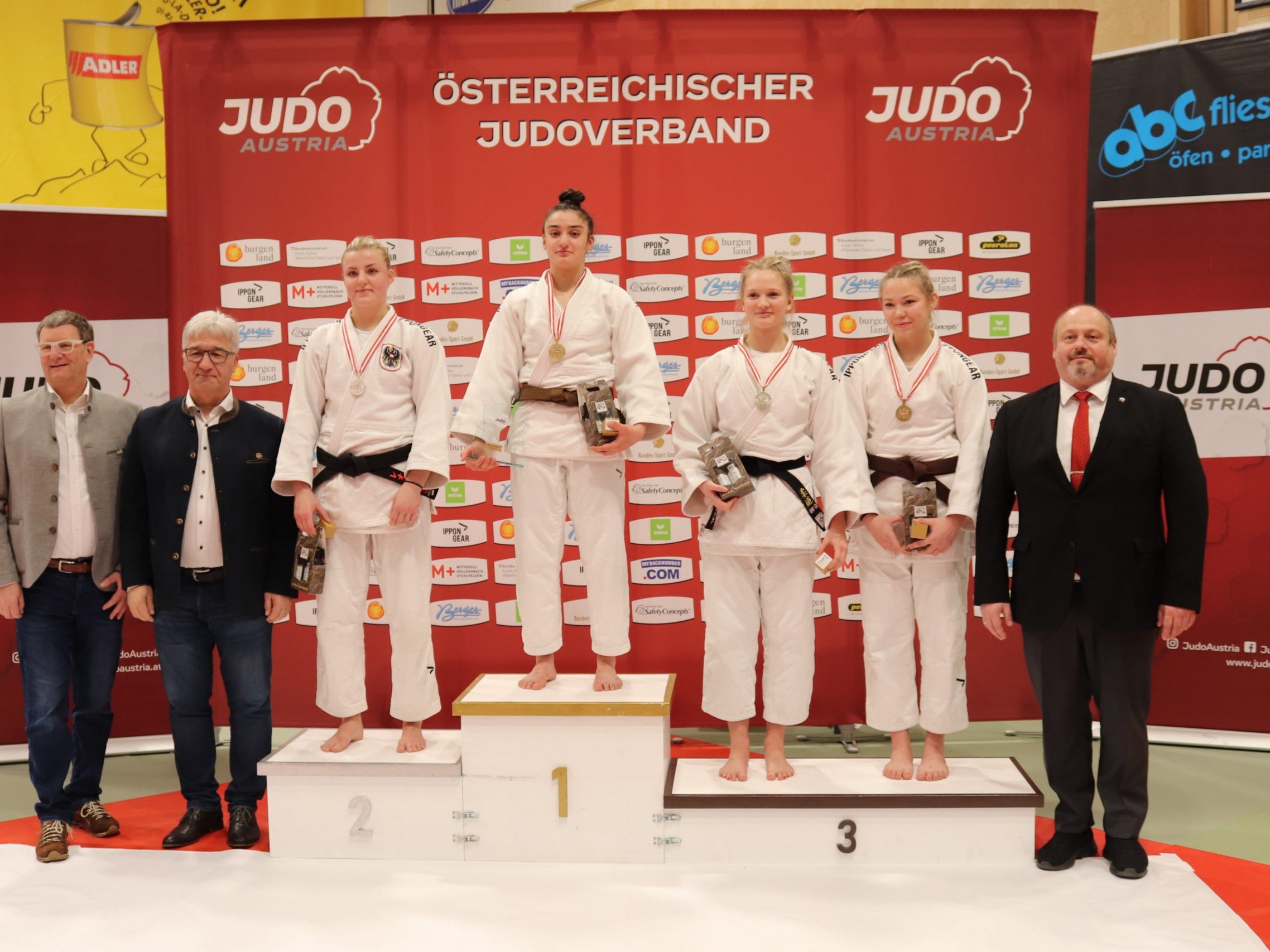 Ganz oben auf dem Podest: Amina Abdulagatova als stolze Staatsmeisterin.