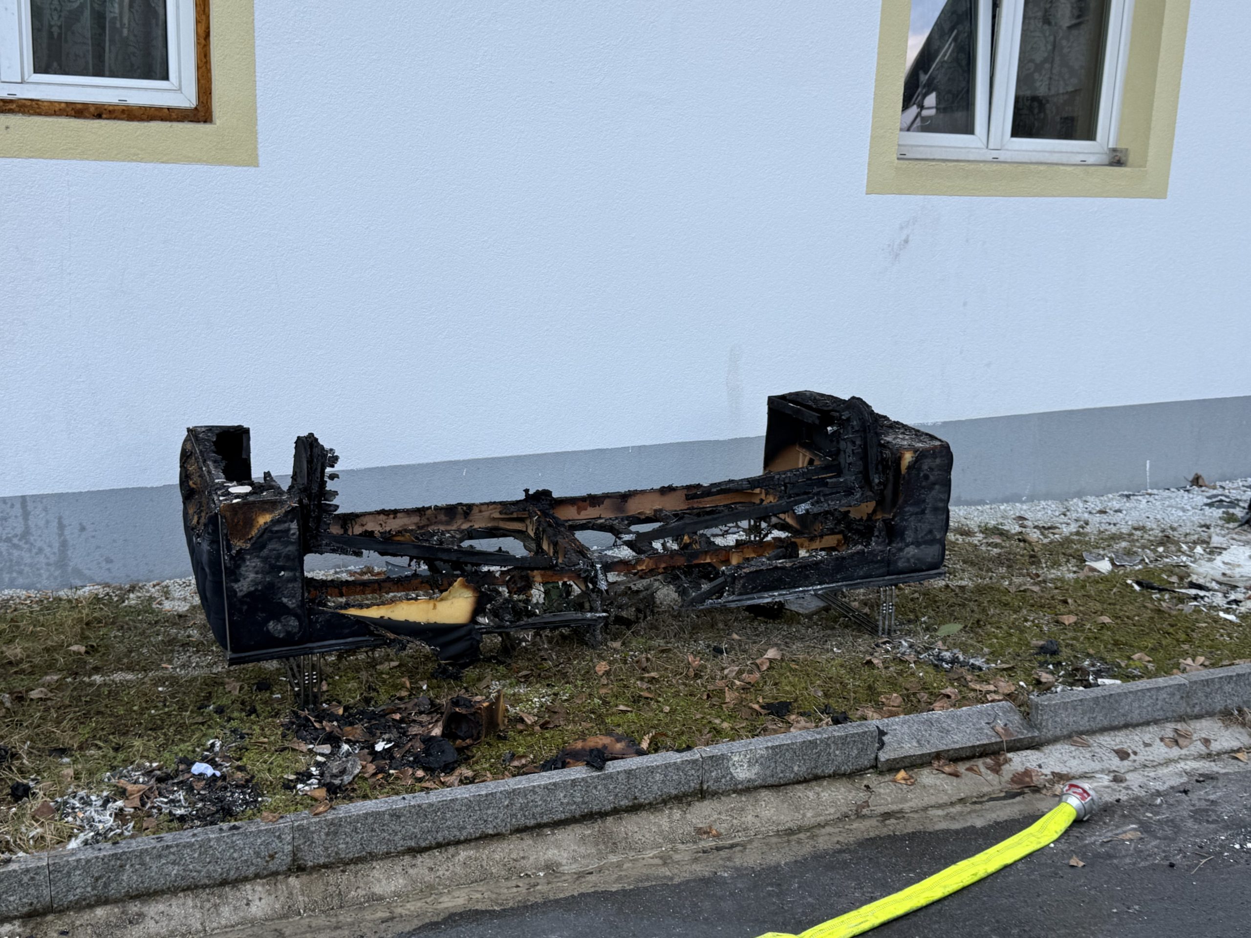 Zwei Personen mit Verdacht auf Rauchgasvergiftung nach Brand in Hohenems Zwei Personen mit Verdacht auf Rauchgasvergiftung nach Brand in Hohenems