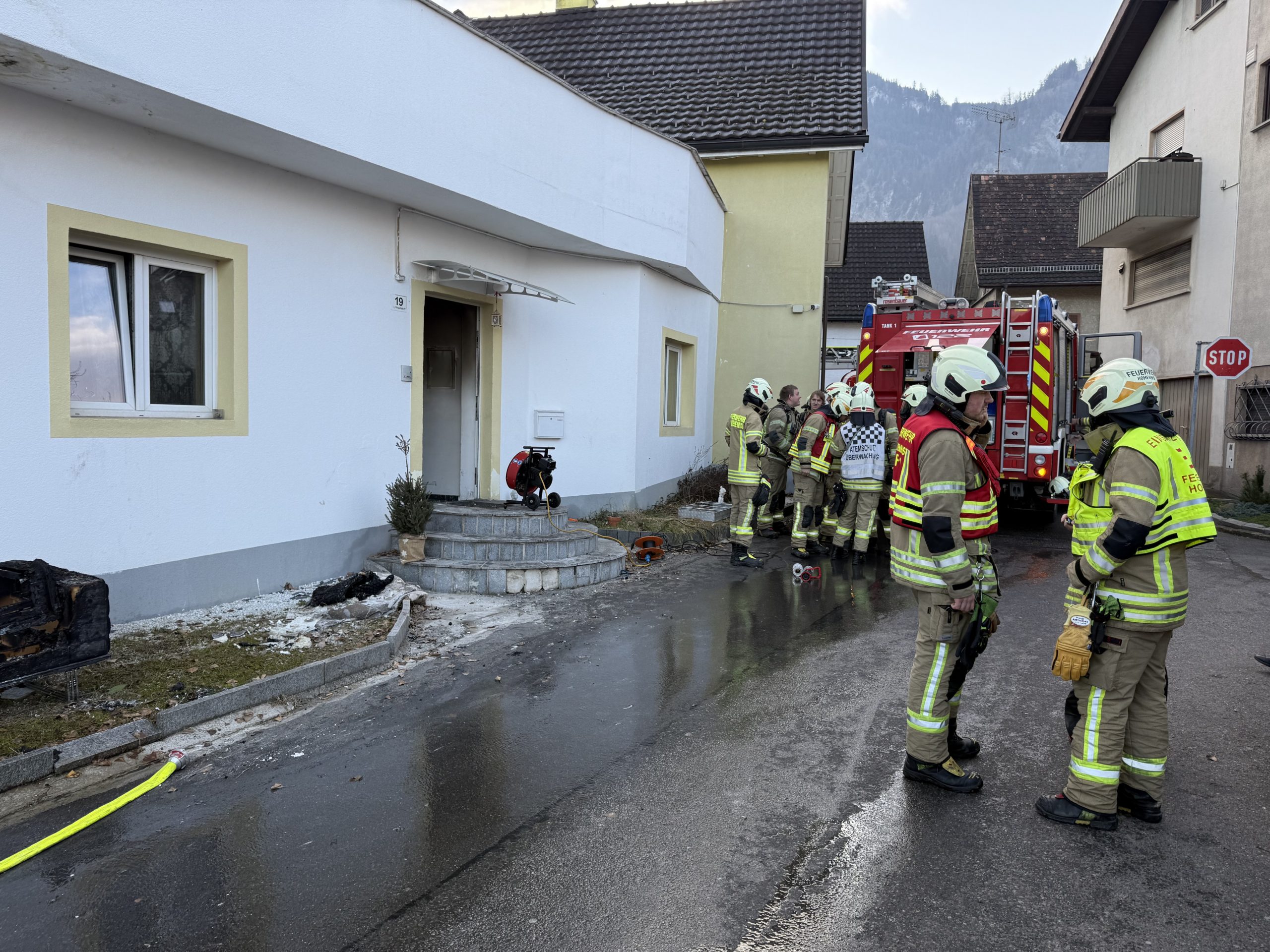 Zwei Personen mit Verdacht auf Rauchgasvergiftung nach Brand in Hohenems Zwei Personen mit Verdacht auf Rauchgasvergiftung nach Brand in Hohenems