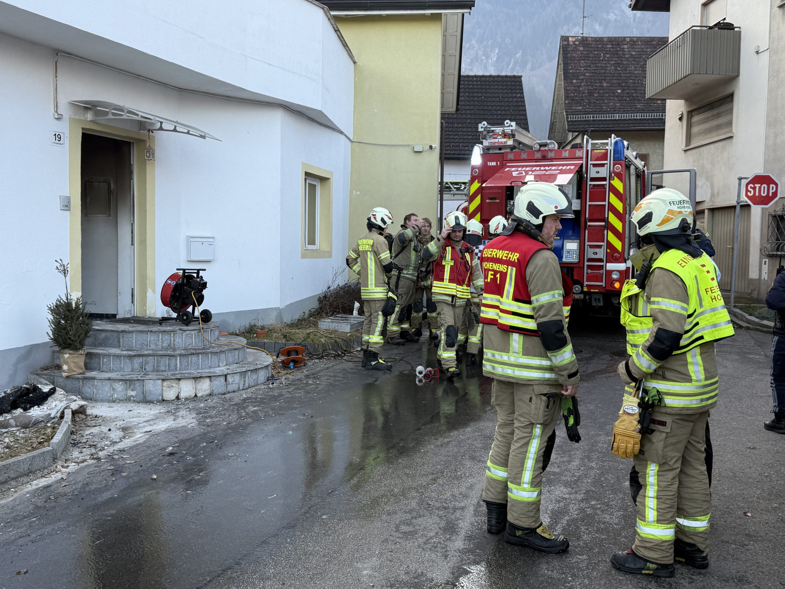 Zwei Personen mit Verdacht auf Rauchgasvergiftung nach Brand in Hohenems Zwei Personen mit Verdacht auf Rauchgasvergiftung nach Brand in Hohenems