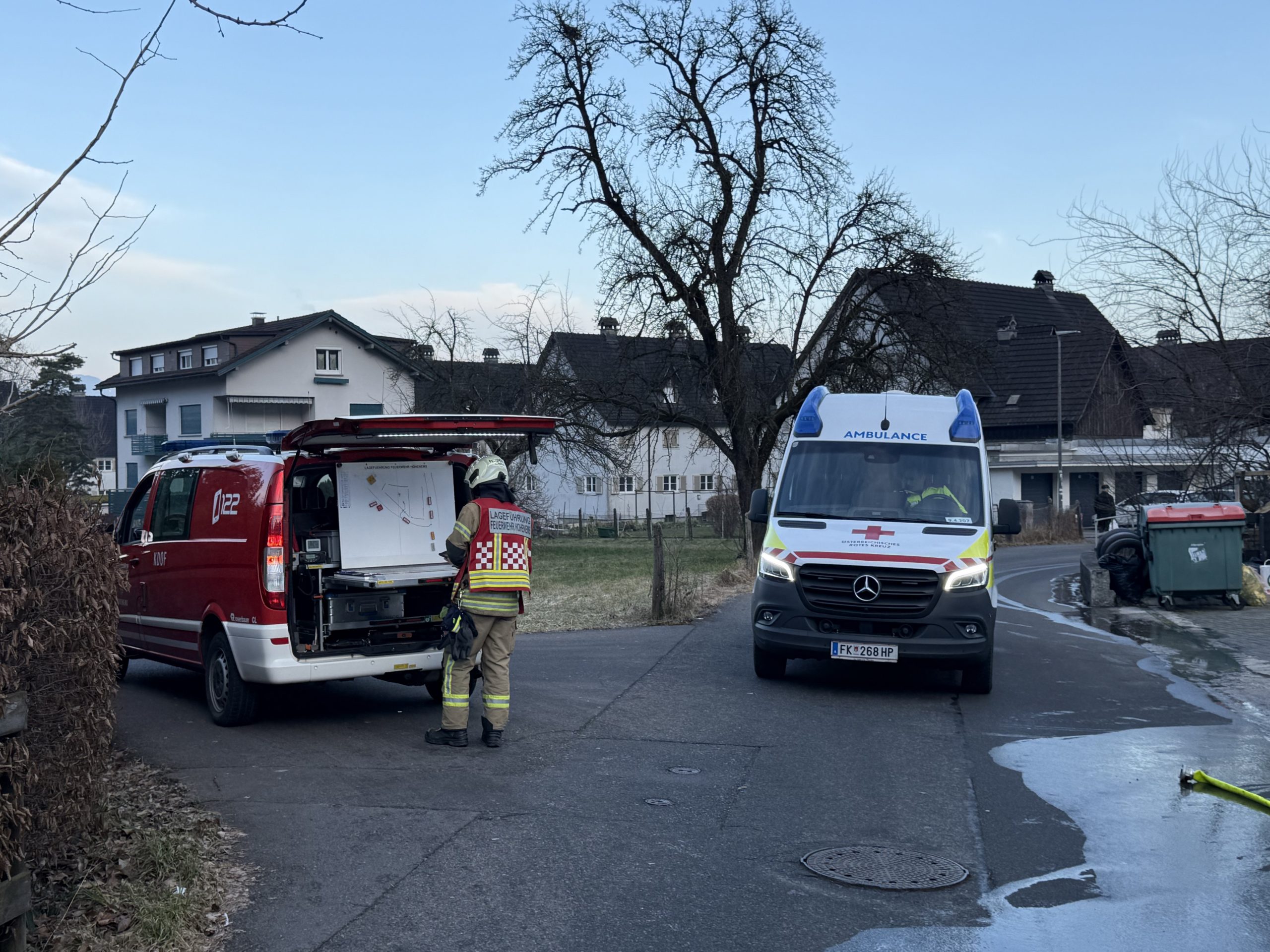 Zwei Personen mit Verdacht auf Rauchgasvergiftung nach Brand in Hohenems Zwei Personen mit Verdacht auf Rauchgasvergiftung nach Brand in Hohenems