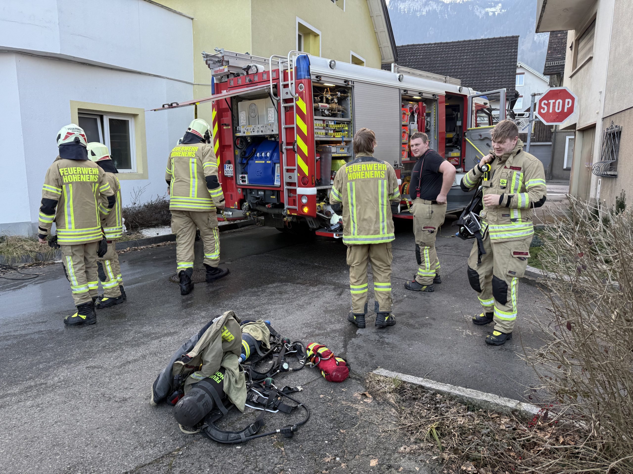 Zwei Personen mit Verdacht auf Rauchgasvergiftung nach Brand in Hohenems Zwei Personen mit Verdacht auf Rauchgasvergiftung nach Brand in Hohenems