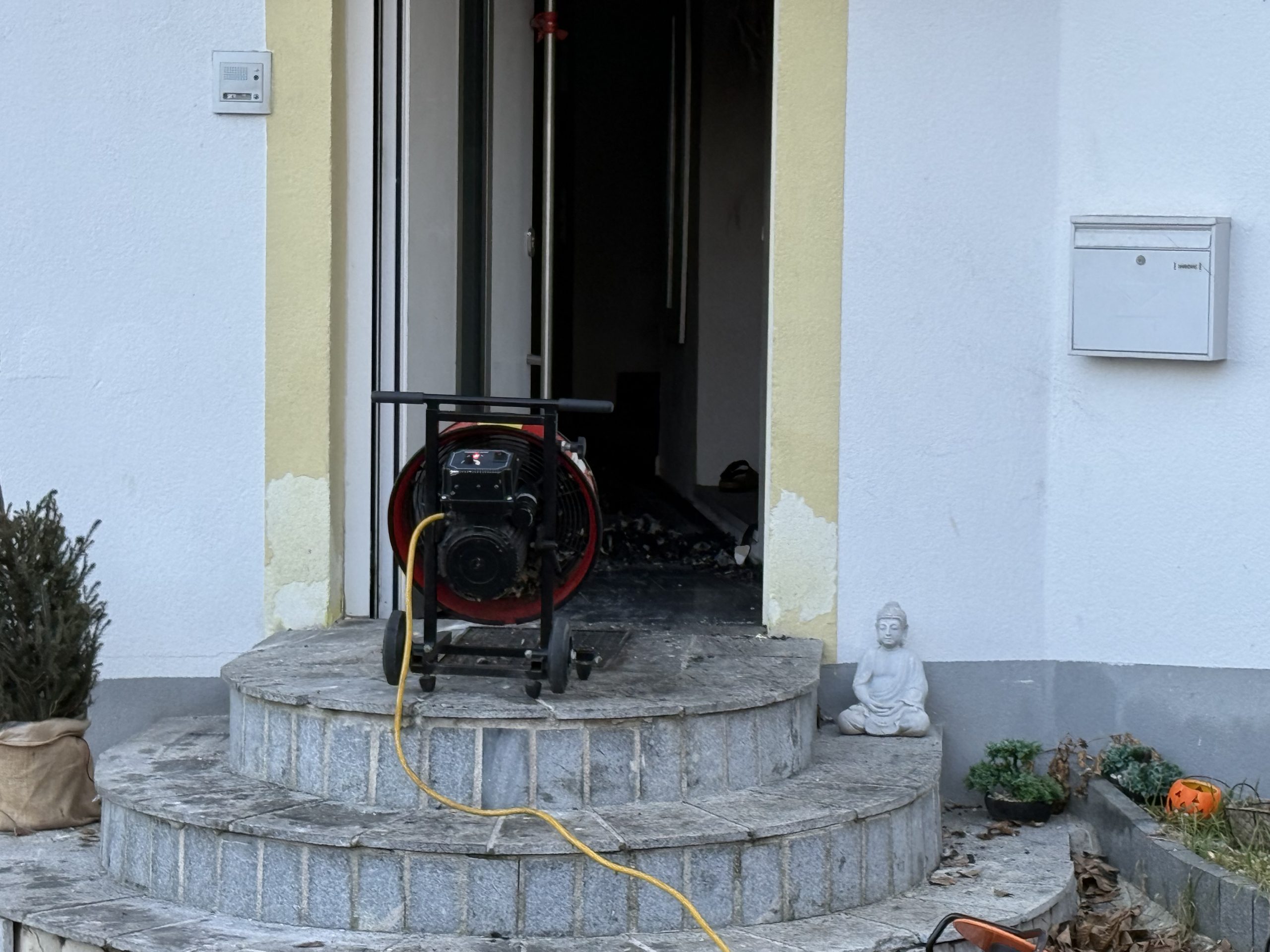 Zwei Personen mit Verdacht auf Rauchgasvergiftung nach Brand in Hohenems Zwei Personen mit Verdacht auf Rauchgasvergiftung nach Brand in Hohenems