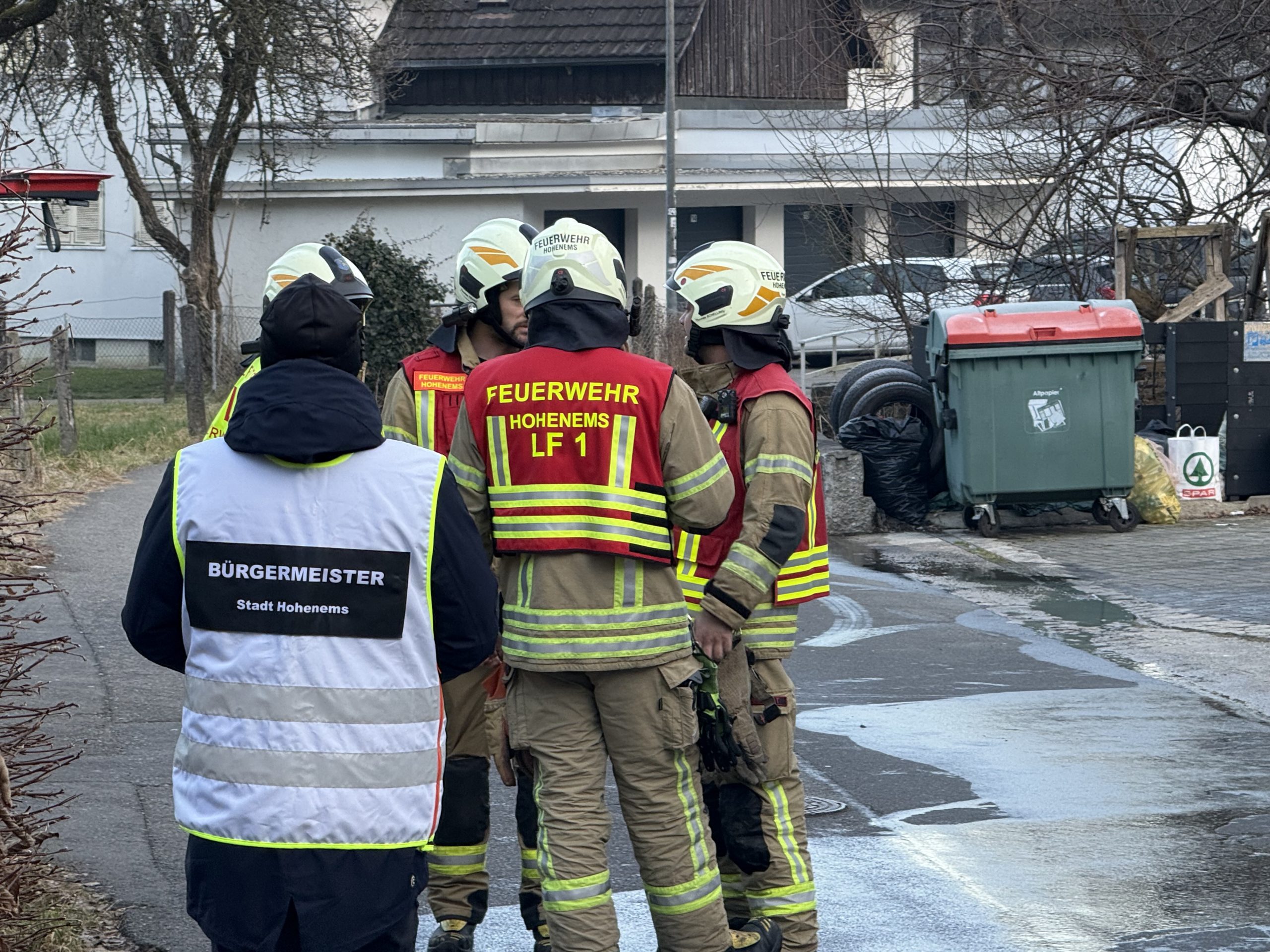 Zwei Personen mit Verdacht auf Rauchgasvergiftung nach Brand in Hohenems Zwei Personen mit Verdacht auf Rauchgasvergiftung nach Brand in Hohenems