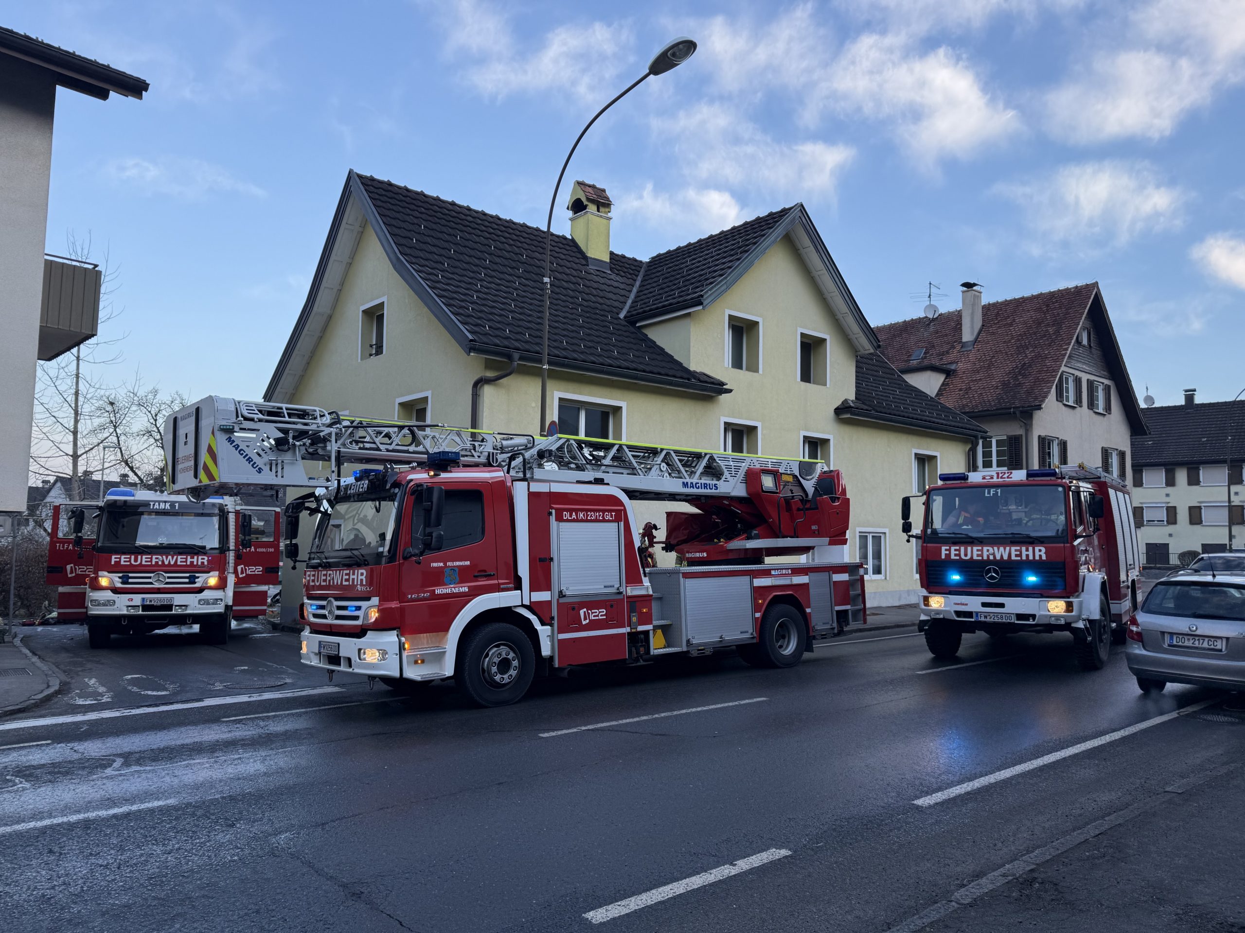 Zwei Personen mit Verdacht auf Rauchgasvergiftung nach Brand in Hohenems Zwei Personen mit Verdacht auf Rauchgasvergiftung nach Brand in Hohenems
