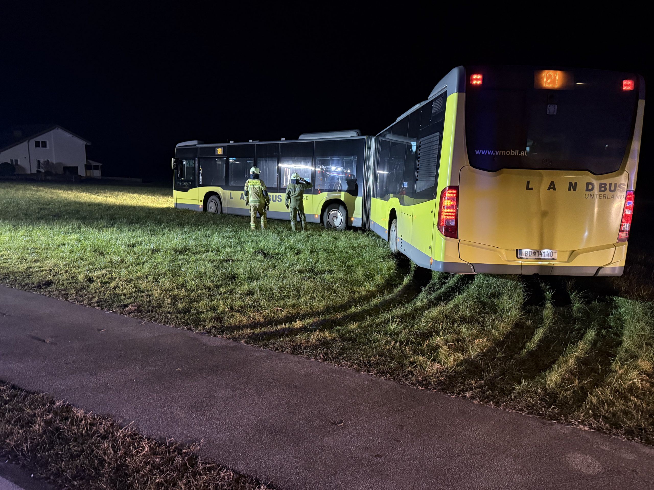 Ein Linienbus landete bei einem Wendemanöver in der Wiese. Ein Linienbus landete bei einem Wendemanöver in der Wiese.