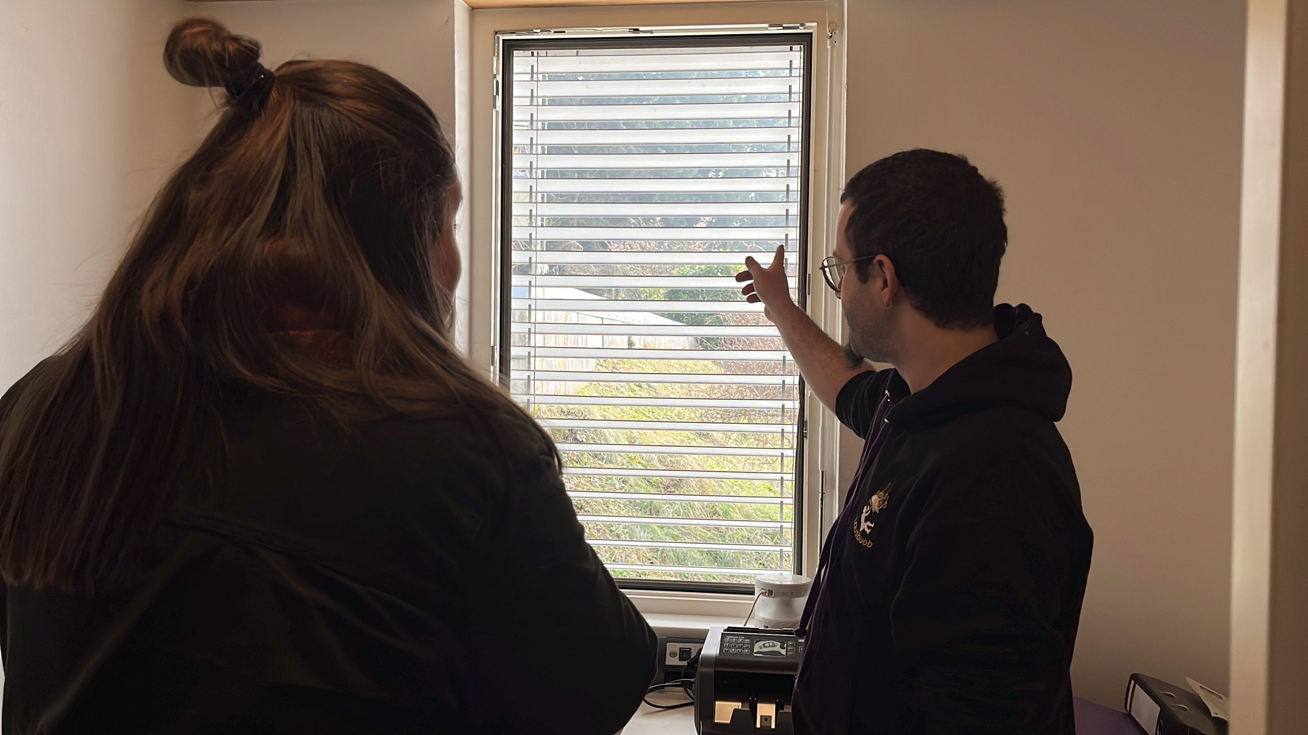 Das Fenster wurde eingeschlagen und ist komplett zerstört - auch der Rahmen ist kaputt.