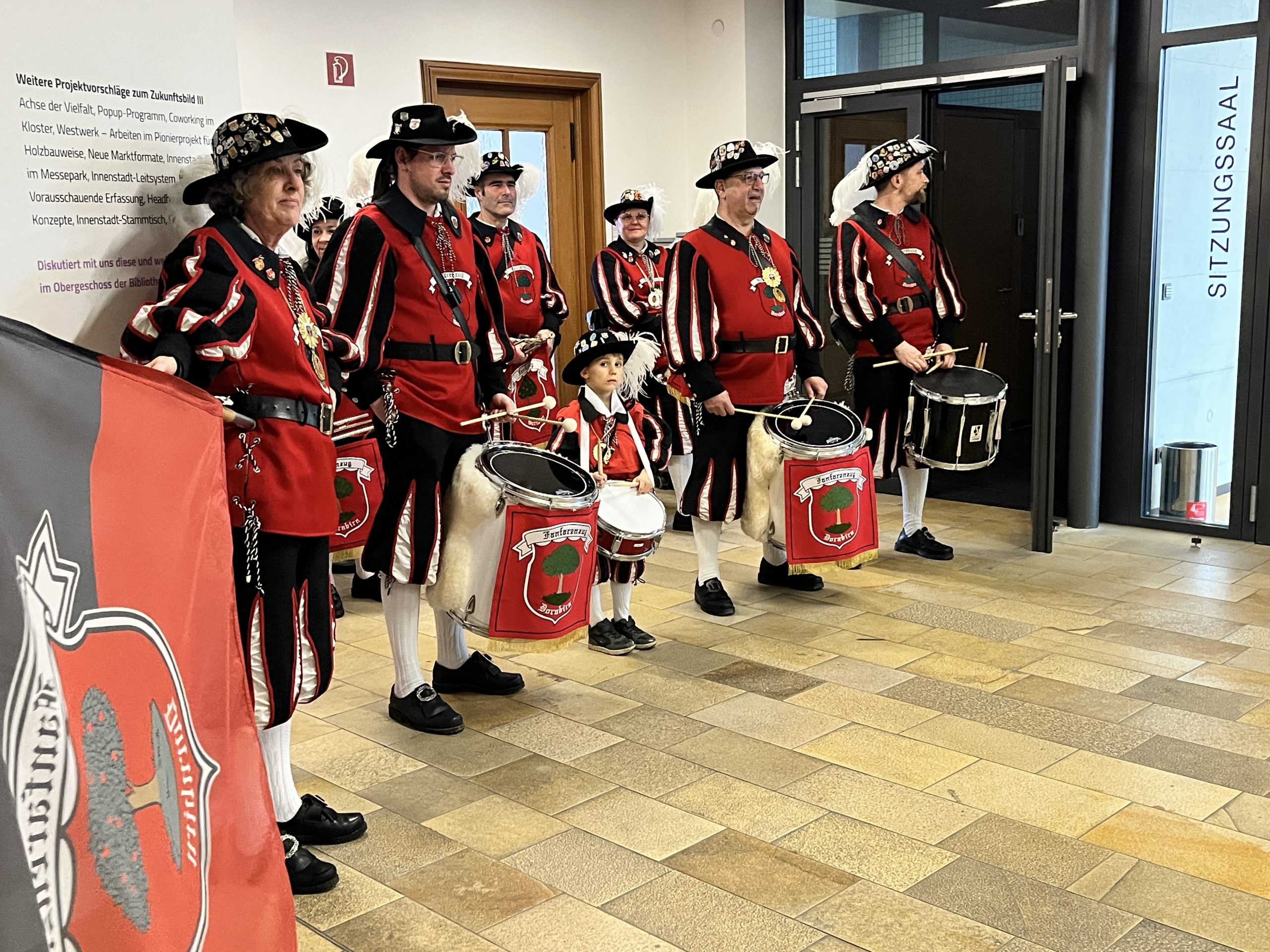 Der Fanfarenzug Dornbirn vor dem Sitzungssaal im Rathaus.