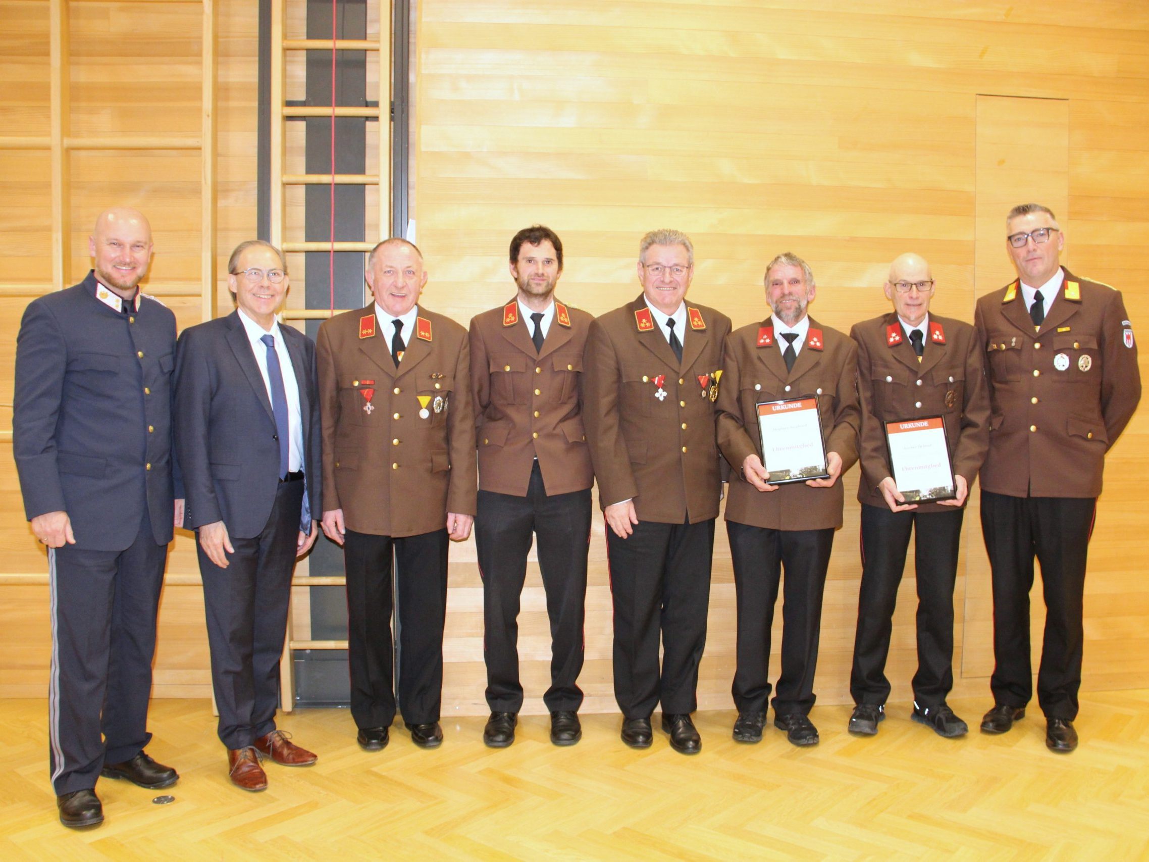 Festlicher Akt: Auszeichnung der verdienstvollen Kameraden der Bucher Wehr bei der Generalversammlung 2025.