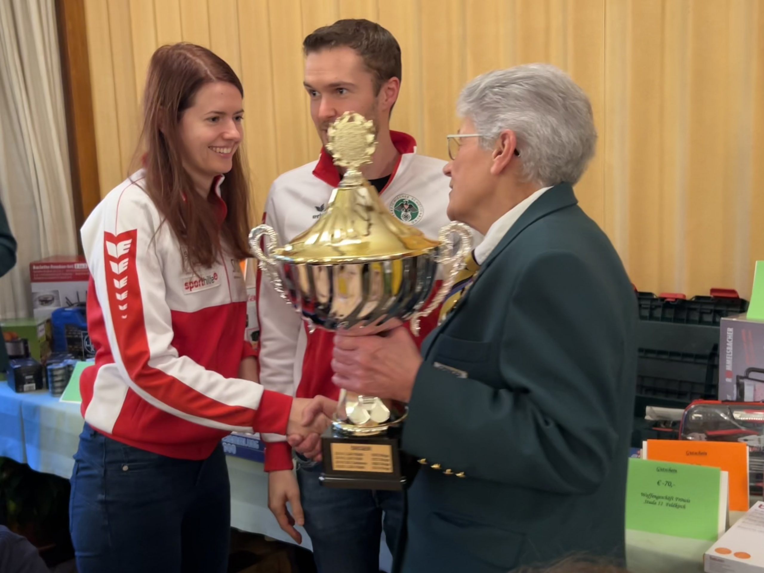 Rösle Meier (Rechts) übergibt Pokal an eine Siegermannschaft Rösle Meier (Rechts) übergibt Pokal an eine Siegermannschaft