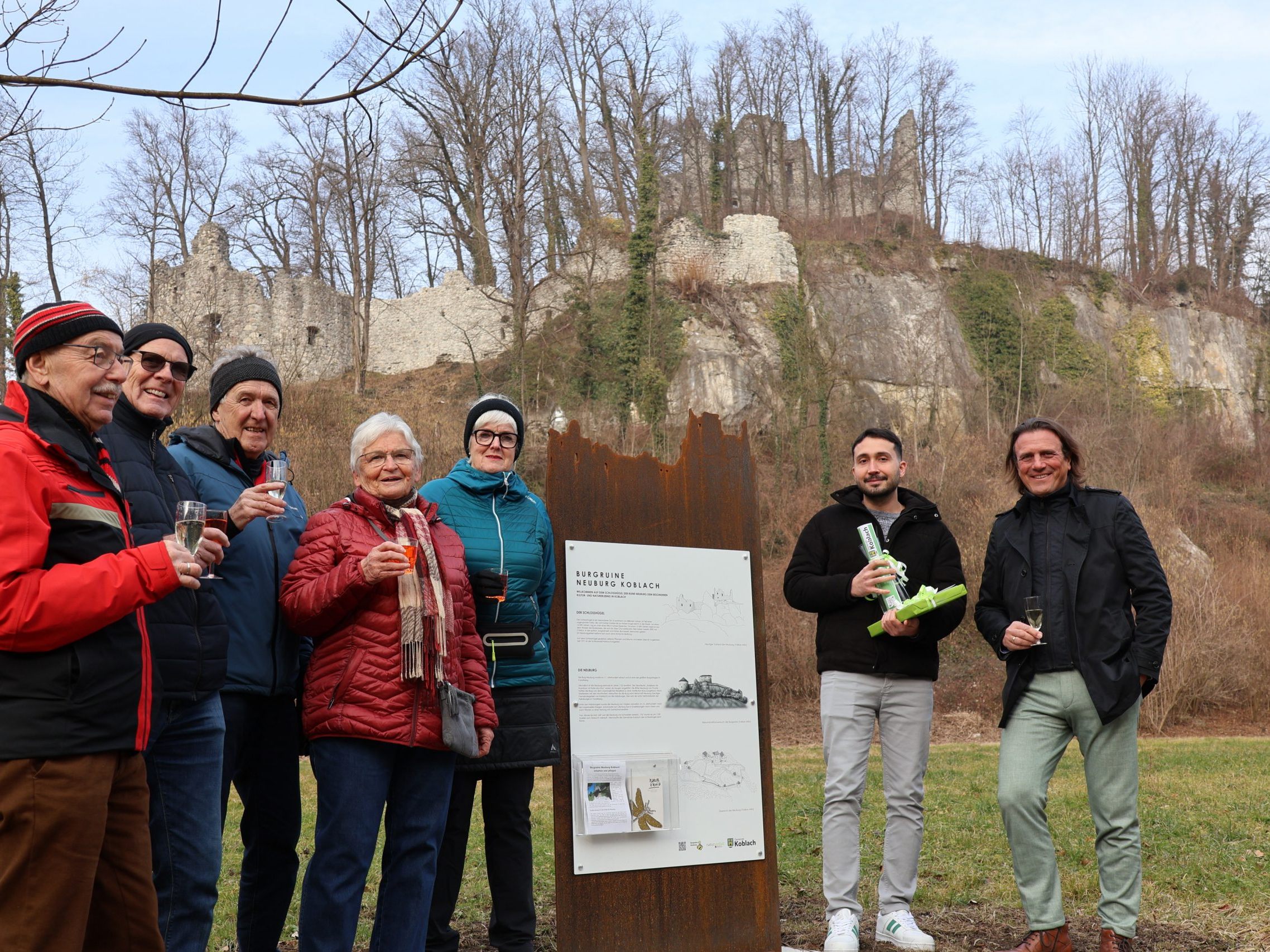 Architekt Altin mit Bgm. Hölzl und Mitgliedern der Initiative Neuburg vor der neuen Tafel