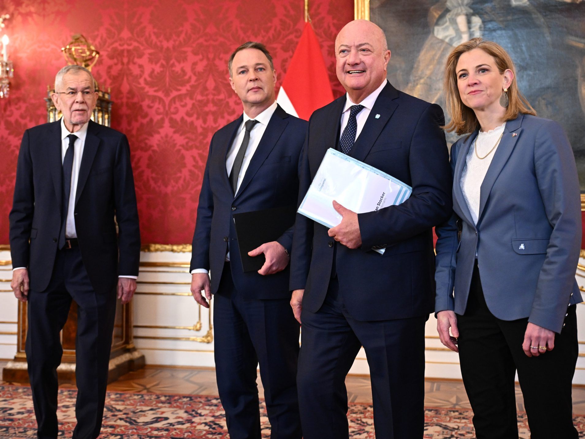 Die drei Parteichefs beim Termin in der Hofburg mit Bundespräsident Alexander van der Bellen (l.) Die drei Parteichefs beim Termin in der Hofburg mit Bundespräsident Alexander van der Bellen (l.)