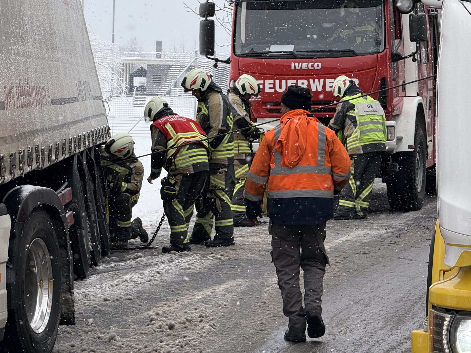 Der Lkw wurde wieder zurück auf die Straße gezogen. Der Lkw wurde wieder zurück auf die Straße gezogen.