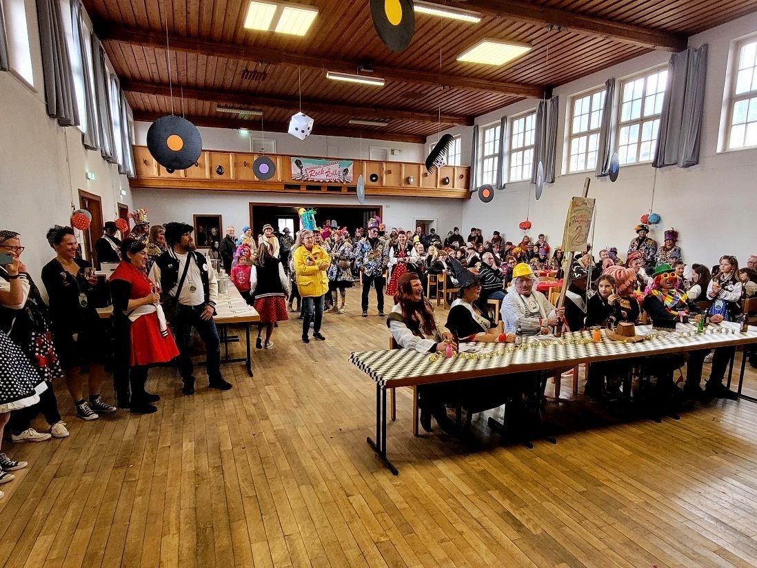 Die Narren übernehmen die Macht in Lochau. Einladung zur stimmungsvollen Absetzung des Bürgermeisters Frank Matt und der Gemeinderäte durch die Lochauer Faschingszünfte beim Gemeindeamt, anschließend Verurteilung in der Festhalle.