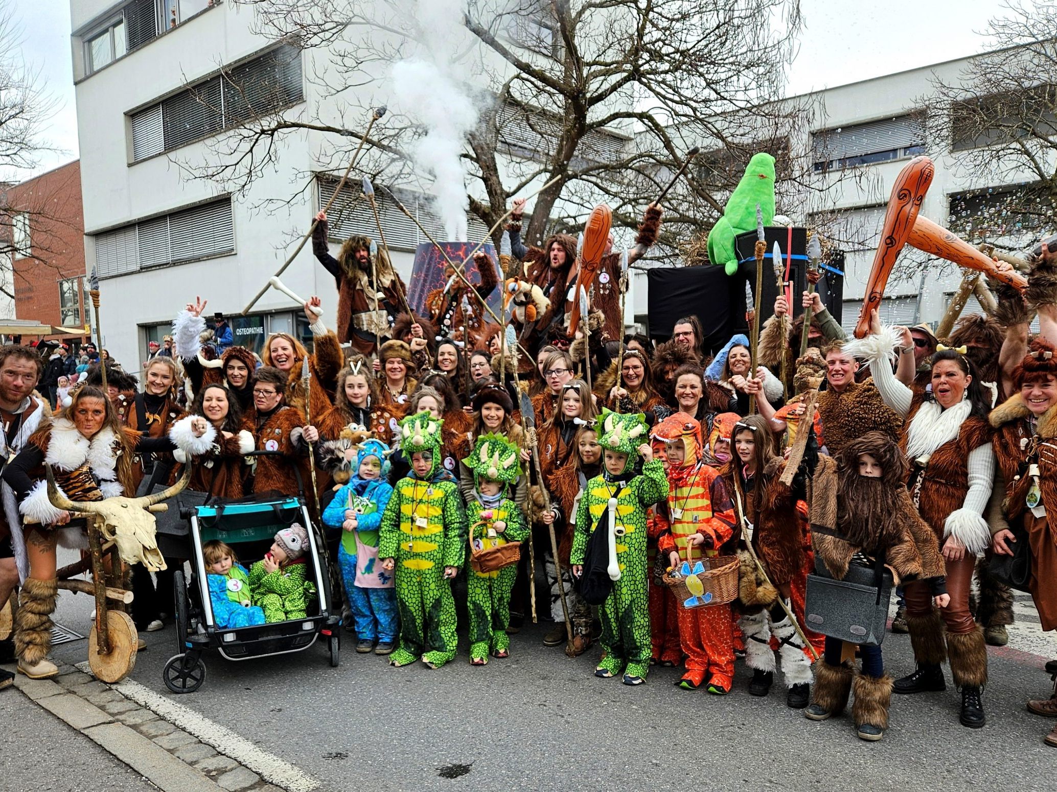 Im neuen Outfit präsentierten sich die „Berger Steinzeitmenschen“ mit dem Lochauer Faschingsbürgermeister Roman Rist zusammen mit neuem Umzugswagen und Faschingssong, mit Keulen und Speeren sowie den kleinen Dinos beim Lochauer Umzug.