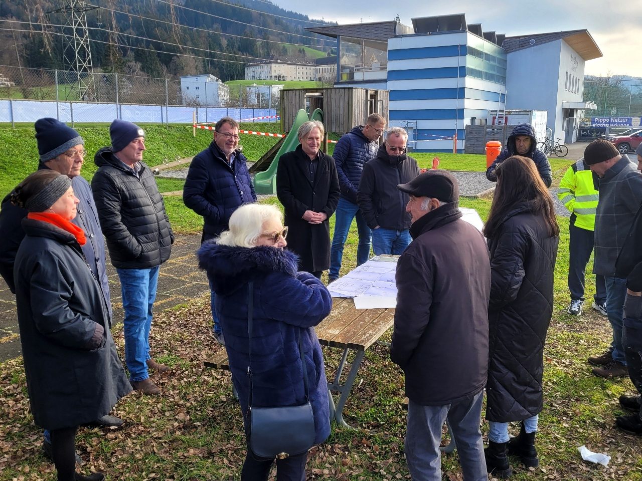 Einstimmig hat die Gemeindevertretung den Zubau beim Clubheim des SV typico Lochau mit dringend notwendigen Spielerumkleidekabinen beschlossen. Im Bild die Bauverhandlung mit der Präsentation der Plan- und Beschreibungsunterlagen. Einstimmig hat die Gemeindevertretung den Zubau beim Clubheim des SV typico Lochau mit dringend notwendigen Spielerumkleidekabinen beschlossen. Im Bild die Bauverhandlung mit der Präsentation der Plan- und Beschreibungsunterlagen.