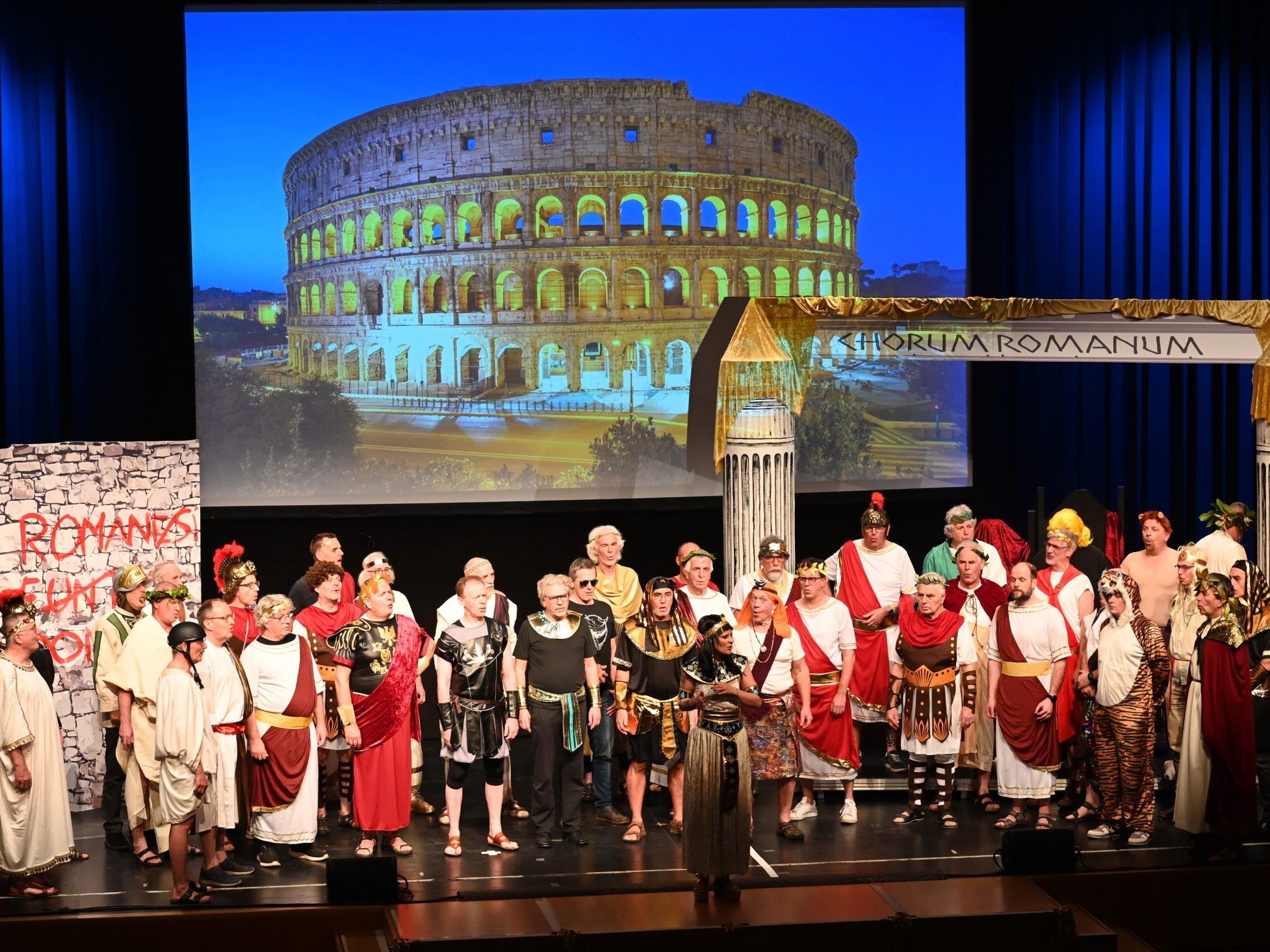 Männerchor vor dem Colosseum