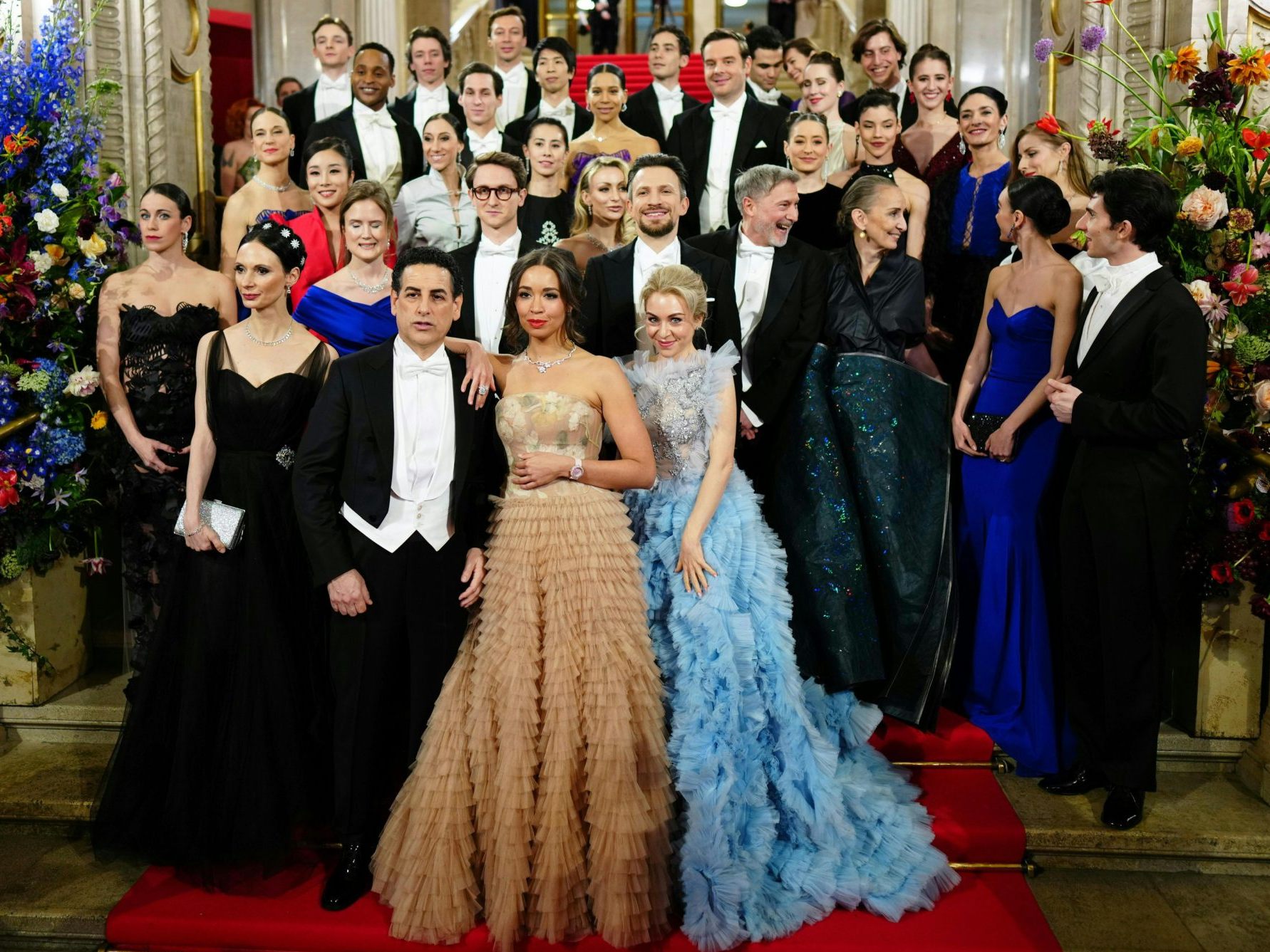 Das Ensemble des Opernballs am Red Carpet. Das Ensemble des Opernballs am Red Carpet.
