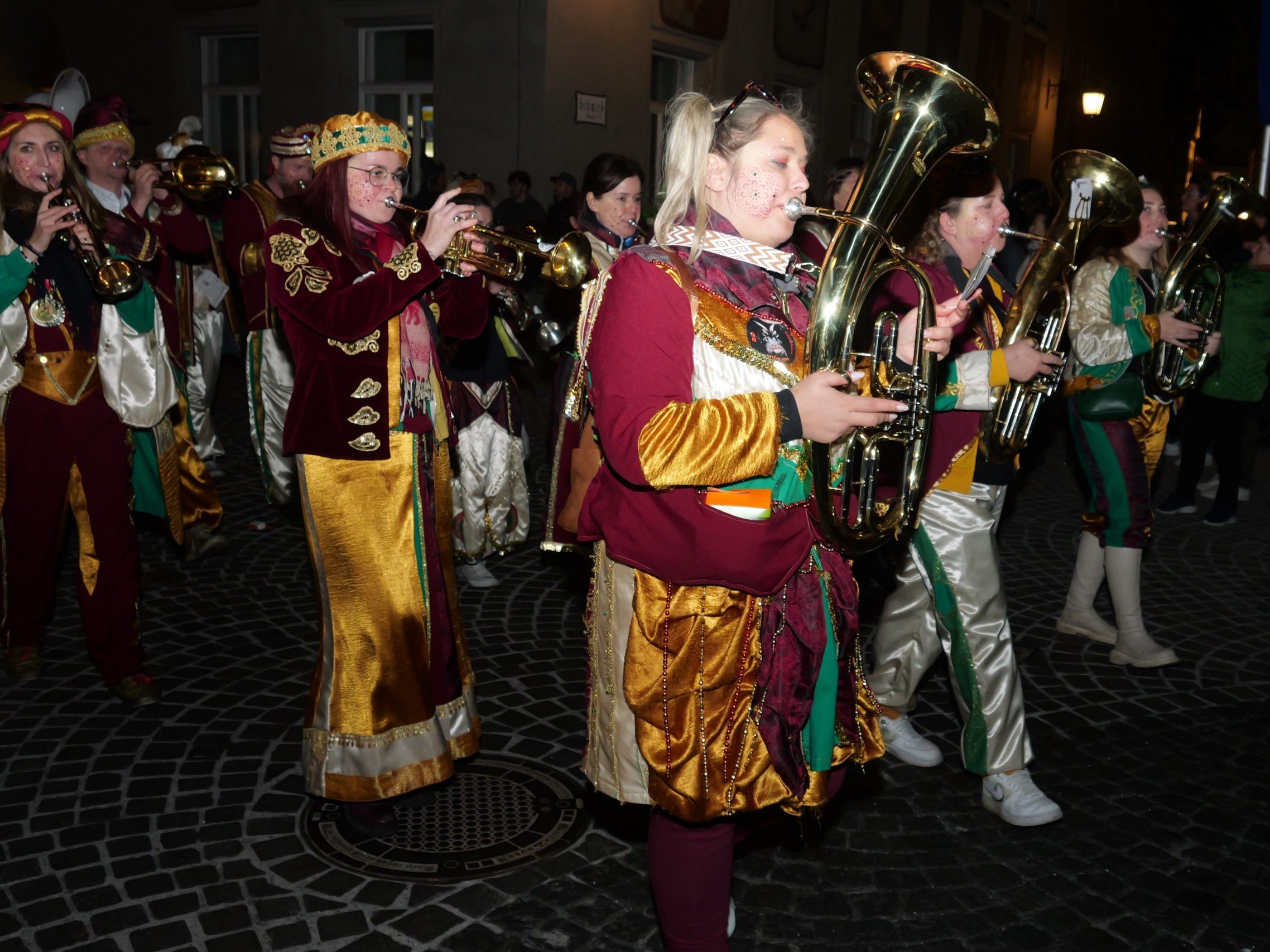 „Klostertaler Rutschifenggen“ auf dem Guggamusik-Nachtumzug.