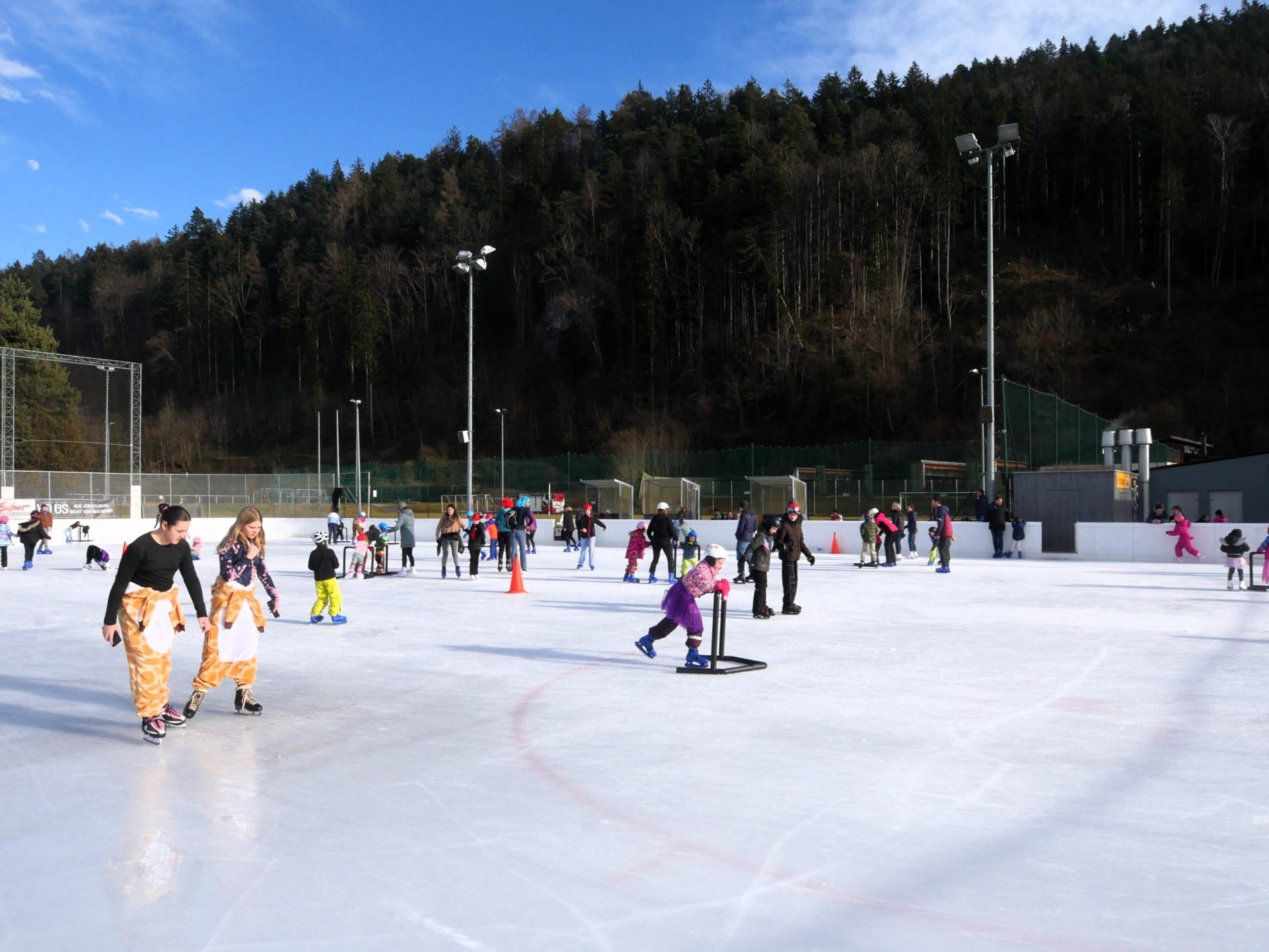 Der Eislaufplatz auf der Gastra erfreute sich heuer besonders großer Beliebtheit - wie etwa hier beim Fasching auf dem Eis.