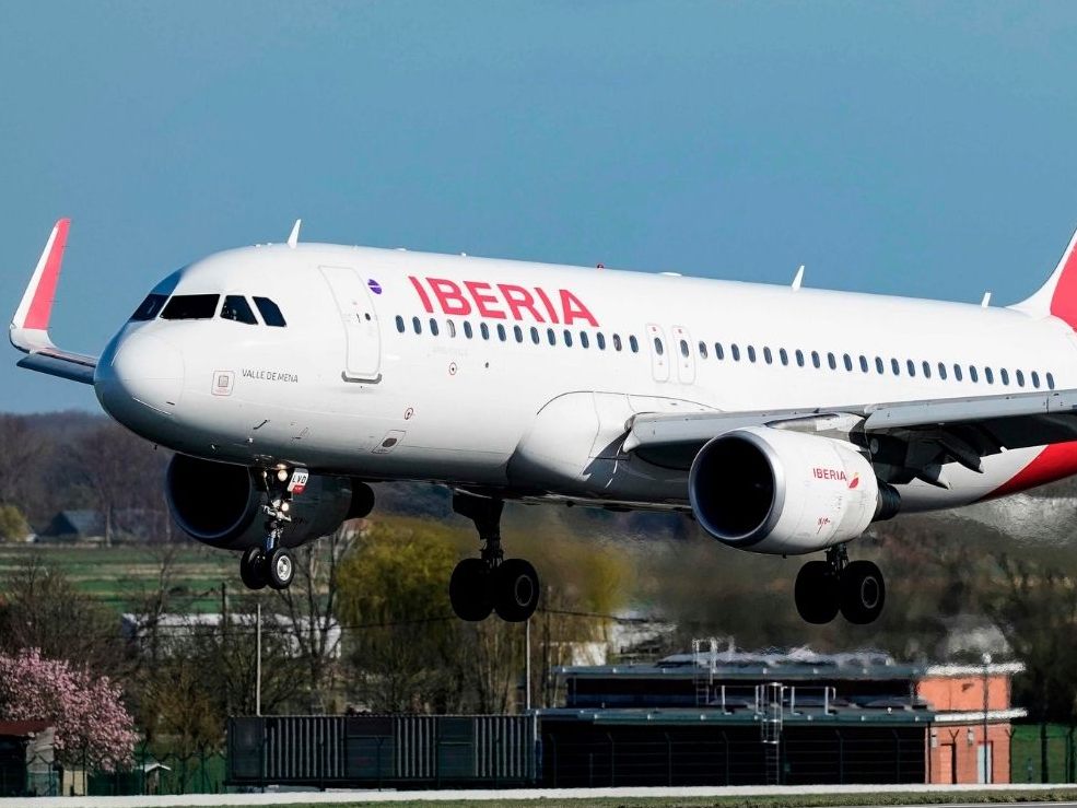 Der Pilot wurde von der Crew mit Medikamenten behandelt (SYMBOLBILD) Der Pilot wurde von der Crew mit Medikamenten behandelt (SYMBOLBILD)