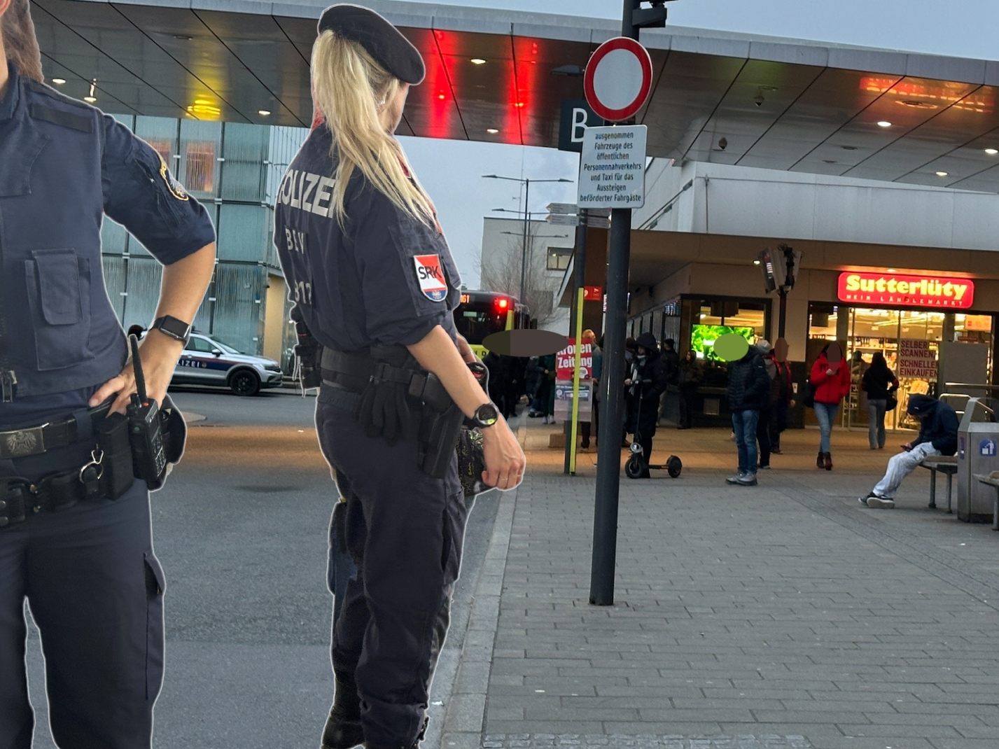 Die Landespolizeidirektion Vorarlberg erläutert die polizeilichen Maßnahmen in der Waffenverbotszone am Bahnhof Dornbirn. (Symbolbild)
