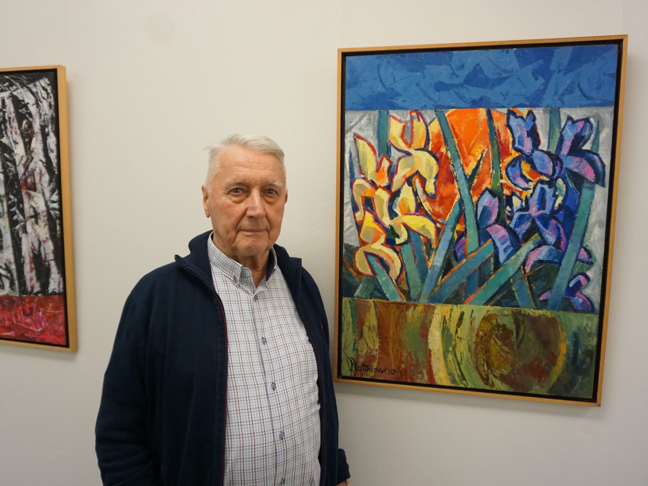 Alwin Rohner vor einem Werk von Viktor Platonow.