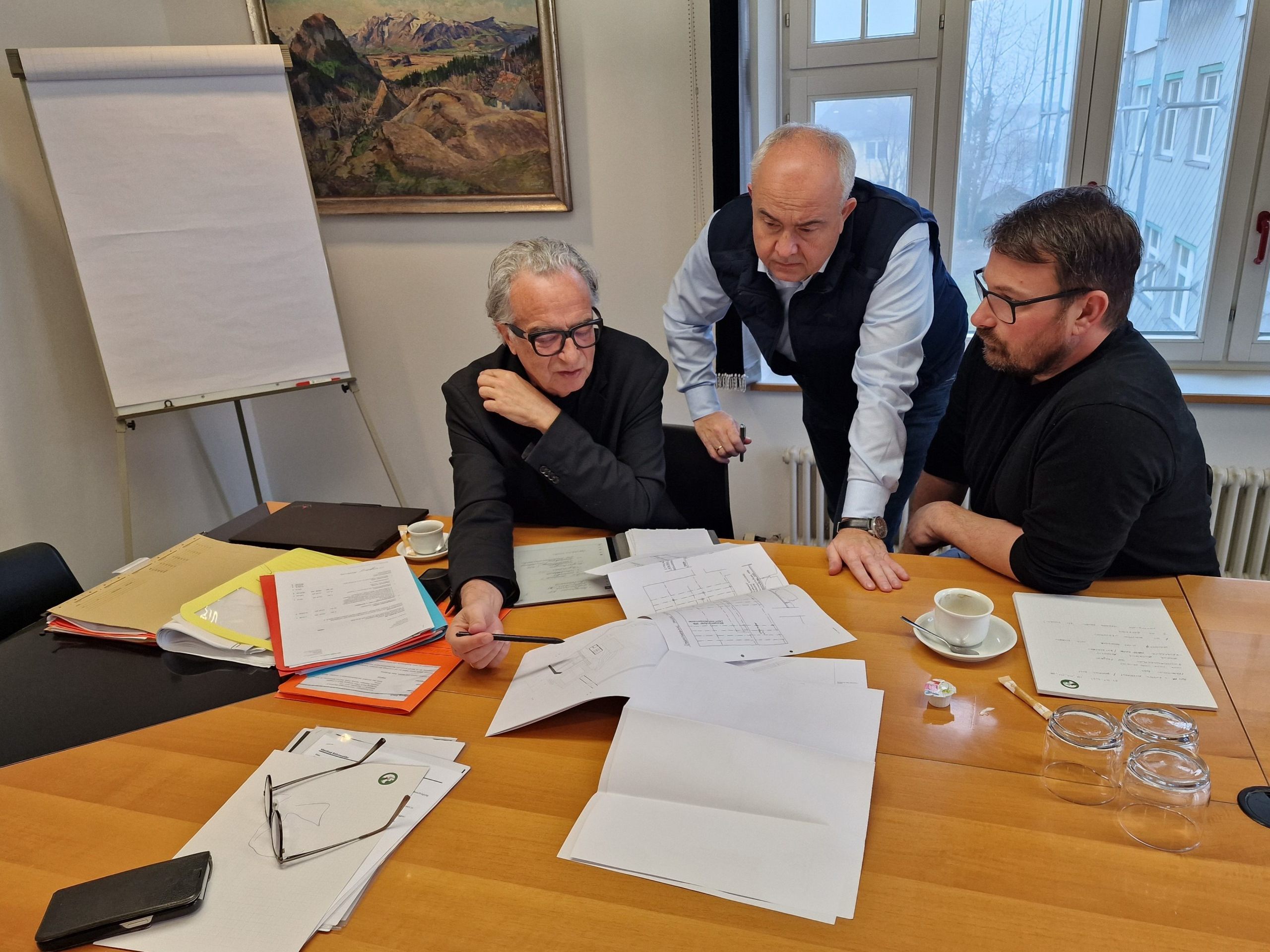 Der Architekt Wolfgang Ritsch im Gespräch mit Bürgermeister Manfred Böhmwalder und Bauamtsleiter Matthias Wehinger.
