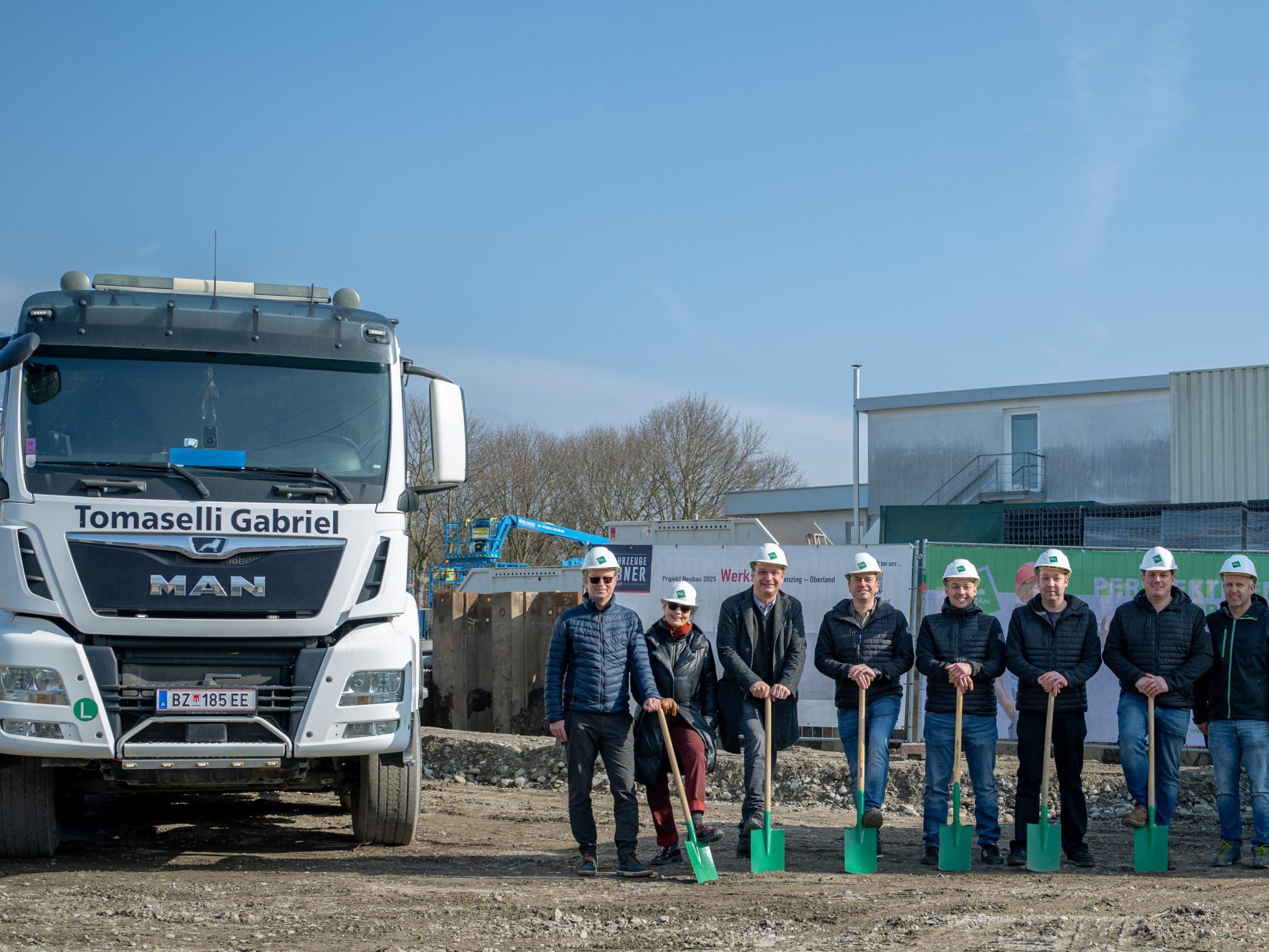 Spatenstich für die neue Werkstatt von Nutzfahrzeuge Haubner in Nenzing.