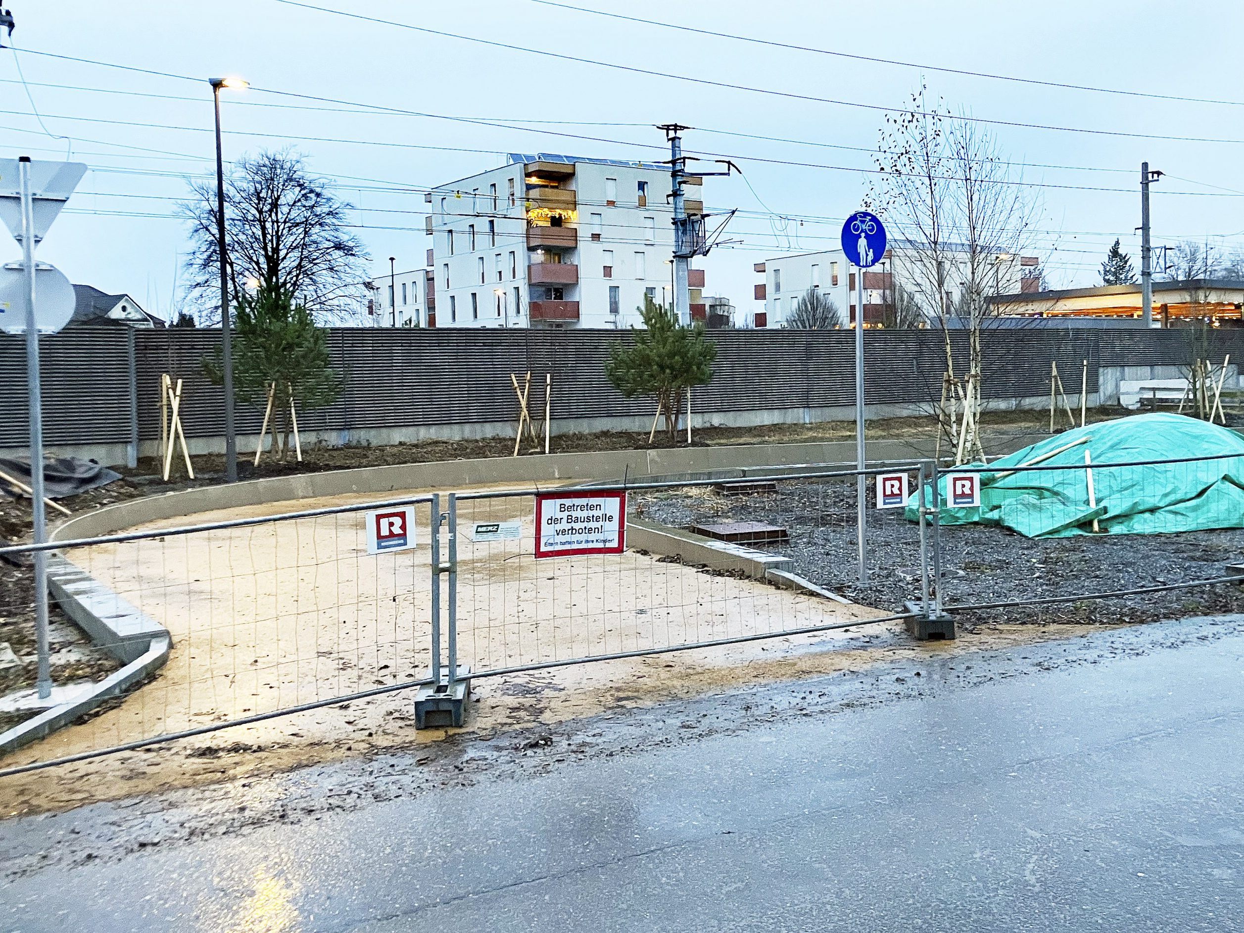 Die extrabreite Fahrrad-Unterführung beim Bahnhof Hard wird noch im Februar endlich eröffnet. In einigen Tagen wird das erforderlich Geländer montiert.