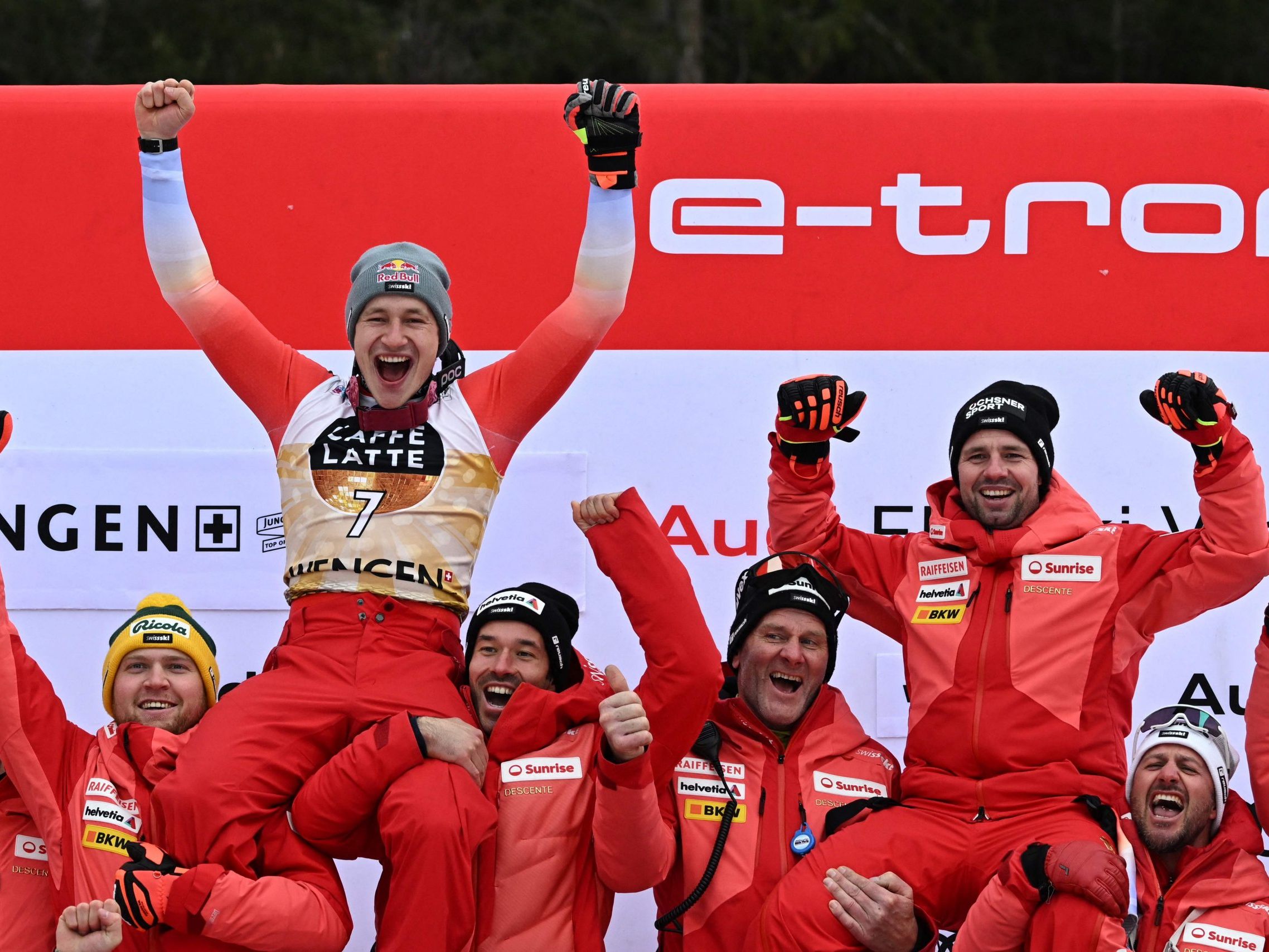 Links: Marco Odermatt und Beat Feuz werdne auf den Schultern getragen. Links: Marco Odermatt und Beat Feuz werdne auf den Schultern getragen.