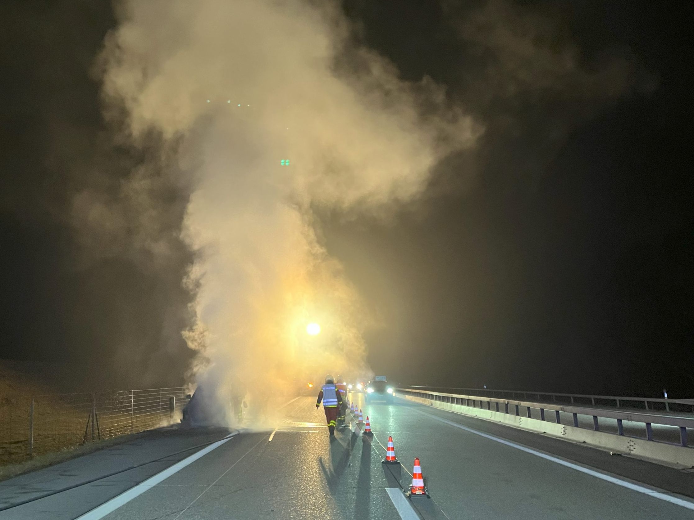 Fahrzeugbrand auf der A13.