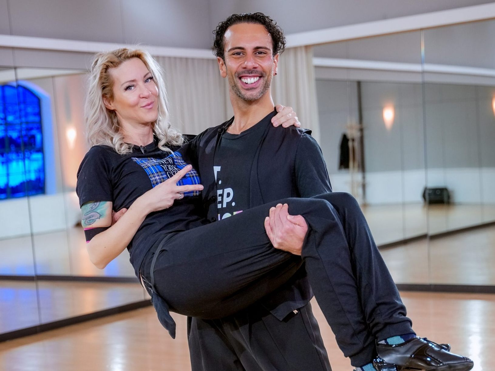Die ersten Tanzschritte von Simone Lugner und Danilo Campisi.