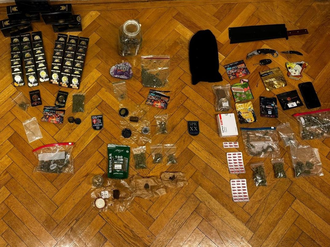 Drogen, Messer und mutmaßliches Diebesgut wurden sichergestellt.