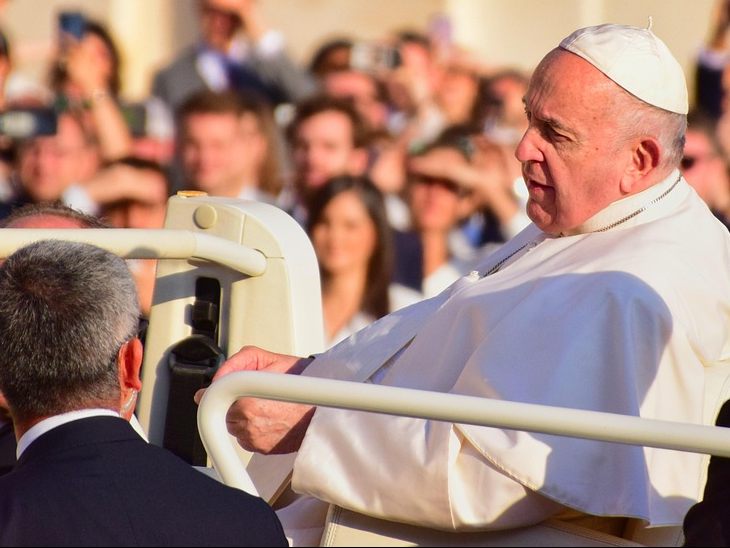 Papst Franziskus muss länger im Krankenhaus bleiben.
