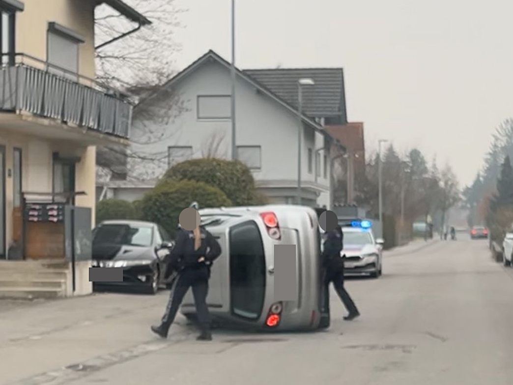 Ein Pkw landete Montagfrüh auf der Seite.