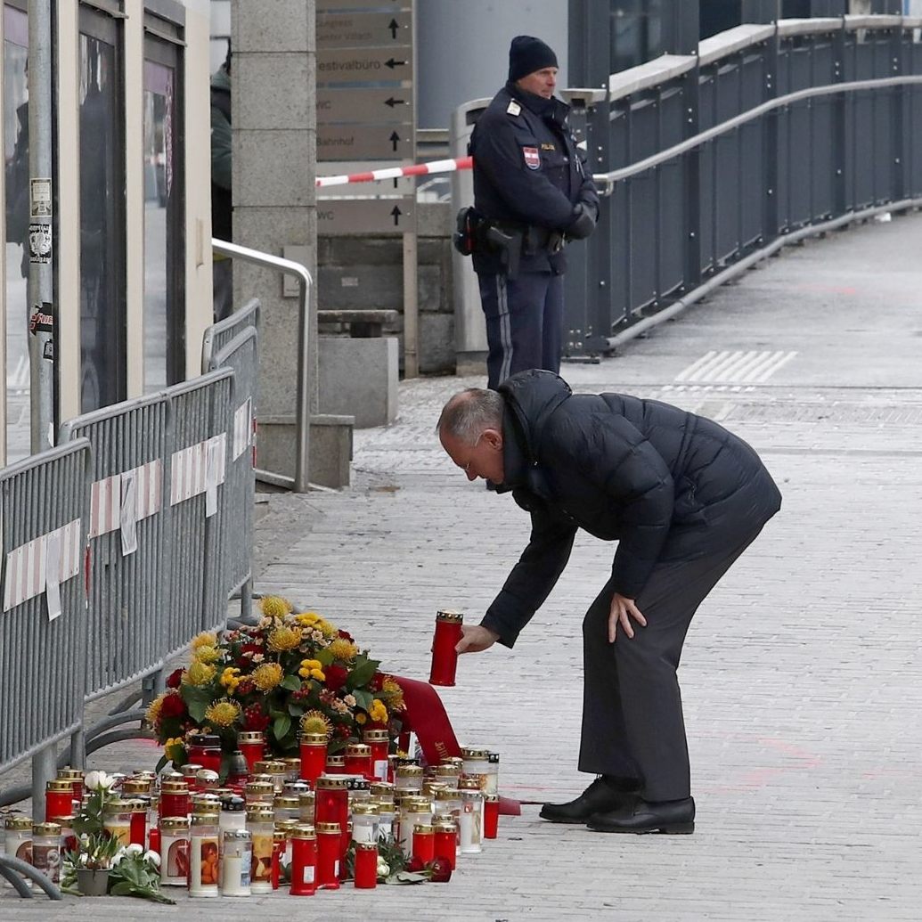 Innenminister Gerhard Karner (ÖVP) am Tatort des Messerattentats in Villach.