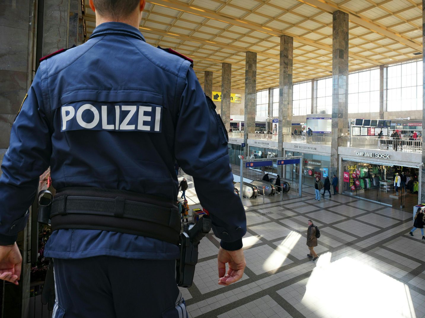 Messer und IS-Material sichergestellt - Zahlreiches Material bei Hausdurchsuchung sichergestellt